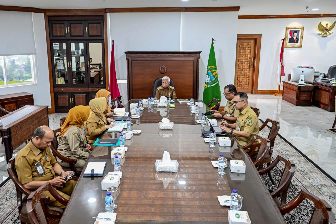 metrodeli/istimewa ZOOM MEETING : Wakil Gubernur Sumatera Utara (Sumut) Surya mengikuti zoom meeting terkat Rapat Koordinasi Pengendalian Inflasi Daerah yang dirangkaikan dengan Pembahasan Verifikasi dan Validasi terkait KDKMP, serta penandatanganan SKB RBI untuk Pemberdayaan Perempuan dan Perlindungan Anak di ruang kerja Wagub lantai 9 Kantor Gubernur, Senin 14 September 2026.
