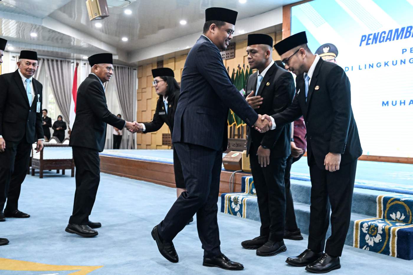 metrodeli/istimewa LANTIK : Gubernur Sumatera Utara (Sumut) Muhammad Bobby Afif Nasution didampingi Wakil Gubernur Sumut Surya, Pj Sekretaris Daerah Provinsi Sumut Timur Tumanggor, Inspektorat Sulaiman Harahap dan sejumlah OPD melantik dan pengambilan sumpah janji jabatan Pejabat Pimpinan Tinggi Pratama di Lingkungan Pemerintah Provinsi Sumut, di Aula Tengku Rizal Nurdin Rumah Dinas Gubernur, Jalan Sudirman No 41 Medan, Jumat 18 September 2026.