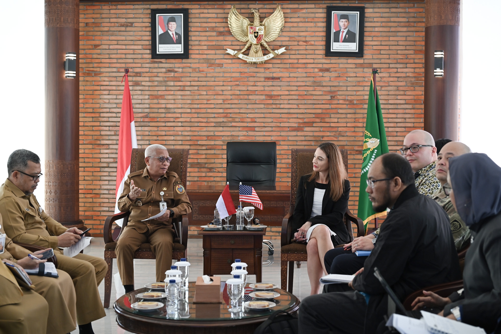 metrodeli/istimewa KUNJUNGAN:Wakil Gubernur Sumut Surya menerima kunjungan Courtesy Visit Konsul Amerika Serikat untuk Sumatera Lisa Podolny bersama Kepala Bagian Politik dari Kedutaan Besar AS di Jakarta David Muehlke dan Kepala Bagian Kerjasama Militer (Military Group) Kedutaan Besar AS di Jakarta Letkol Romelo Delos Santos, di Anjungan Lantai 9, Kantor Gubernur Sumut, Jalan Pangeran Diponegoro Nomor 30 Medan, Senin 21 September 2026.
