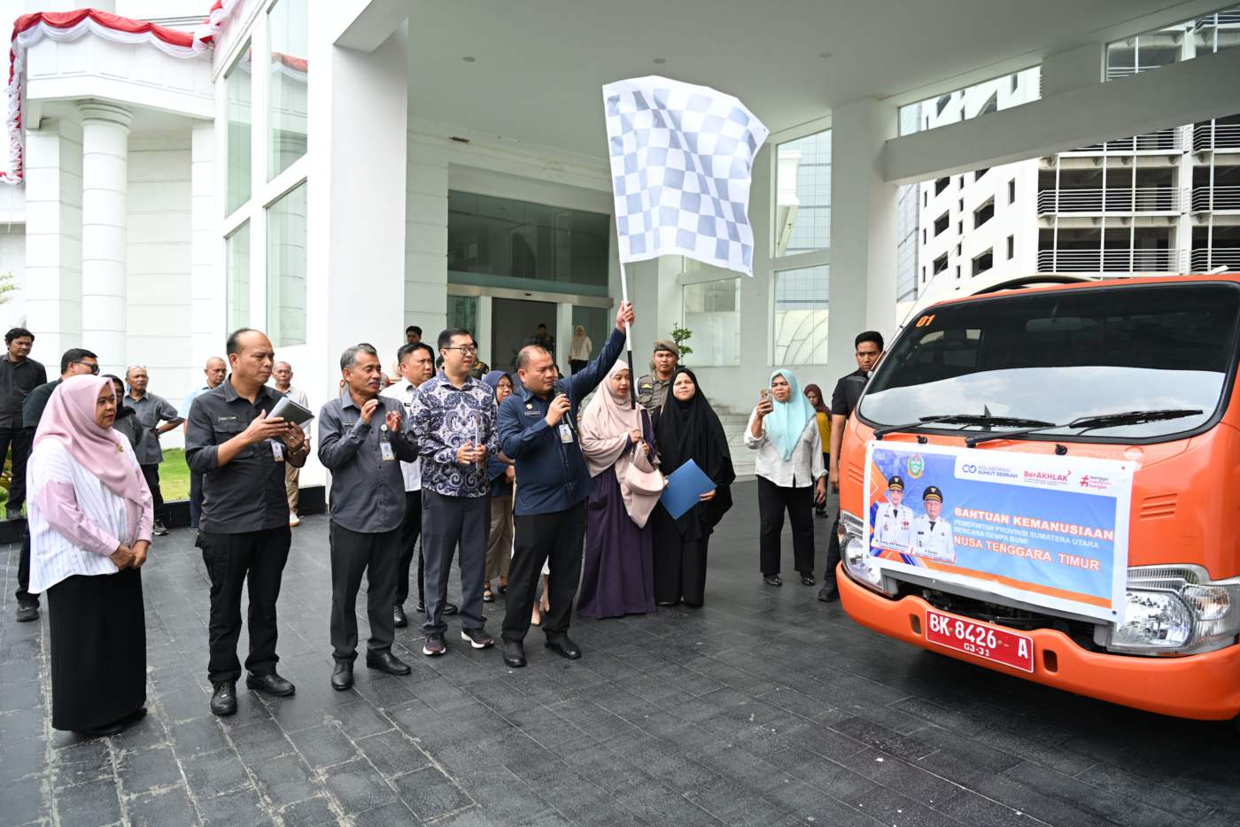 metrodeli/istimewa BANTUAN : Penjabat (Pj) Sekretaris Daerah Provinsi Sumatera Utara (Sumut) Timur Tumanggor melepas Bantuan Kemanusiaan Pemerintah Provinsi Sumatera Utara untuk Bencana Gempa di Provinsi Nusa Tenggara Timur, di Lobby Dekranasda Lantai 1 Kantor Gubernur Sumut Jalan Diponengoro Nomor 30 Medan, Selasa 1 September 2026.