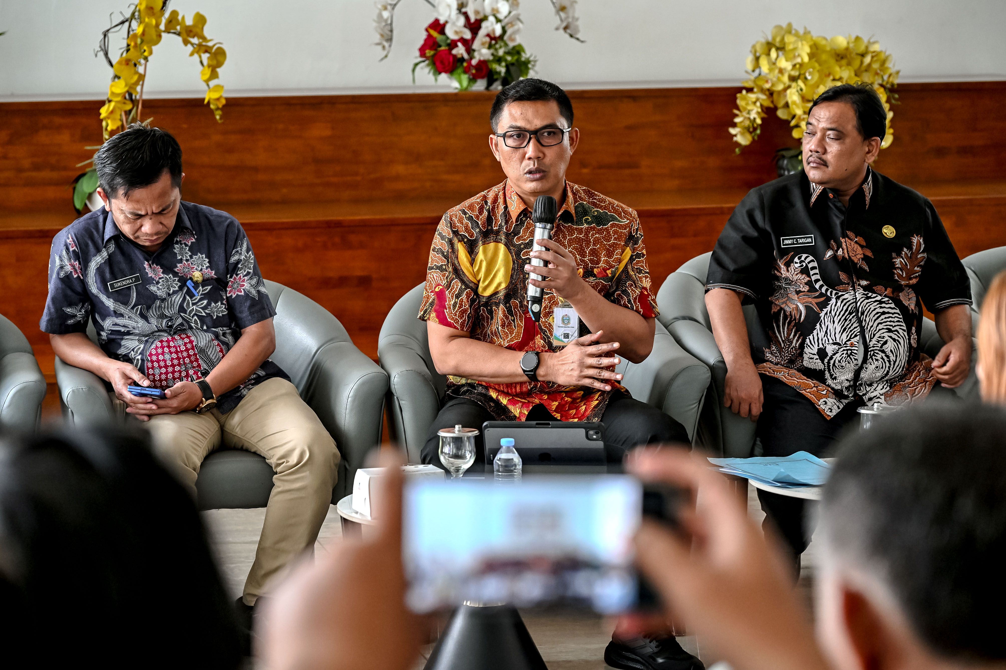 metrodeli/istimewa KETERANGAN PERS : Kepala DLHK Provinsi Sumatera Utara Heri Wahyudi Marpaung memberikan keterangan pers kepada awak media di lantai 1 Kantor Gubernur Sumut, Jalan Diponegoro No. 30, Medan, Jumat 16 Oktober 2026.
