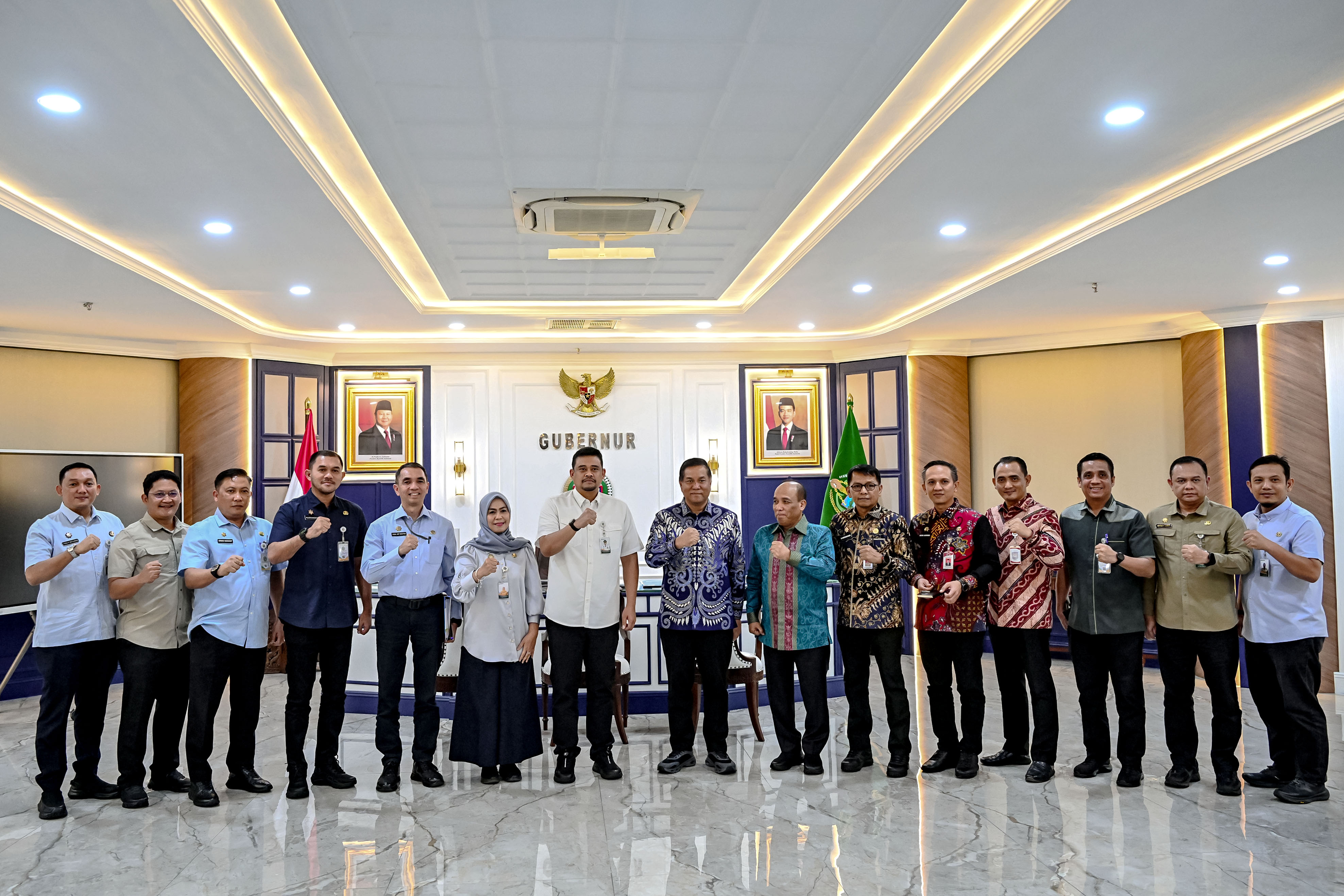 metrodeli/istimewa AUDIENSI: Gubsu M Bobby Afif Nasution, di dampingi sejumlah OPD menerima audiensi Rektor Institut Pemerintahan Dalam Negeri (IPDN) Dr. Halilul Khairi, beserta staff di ruang kerja Gubernur lantai 10 Kantor Gubernur, Selasa 27 Oktober 2026.