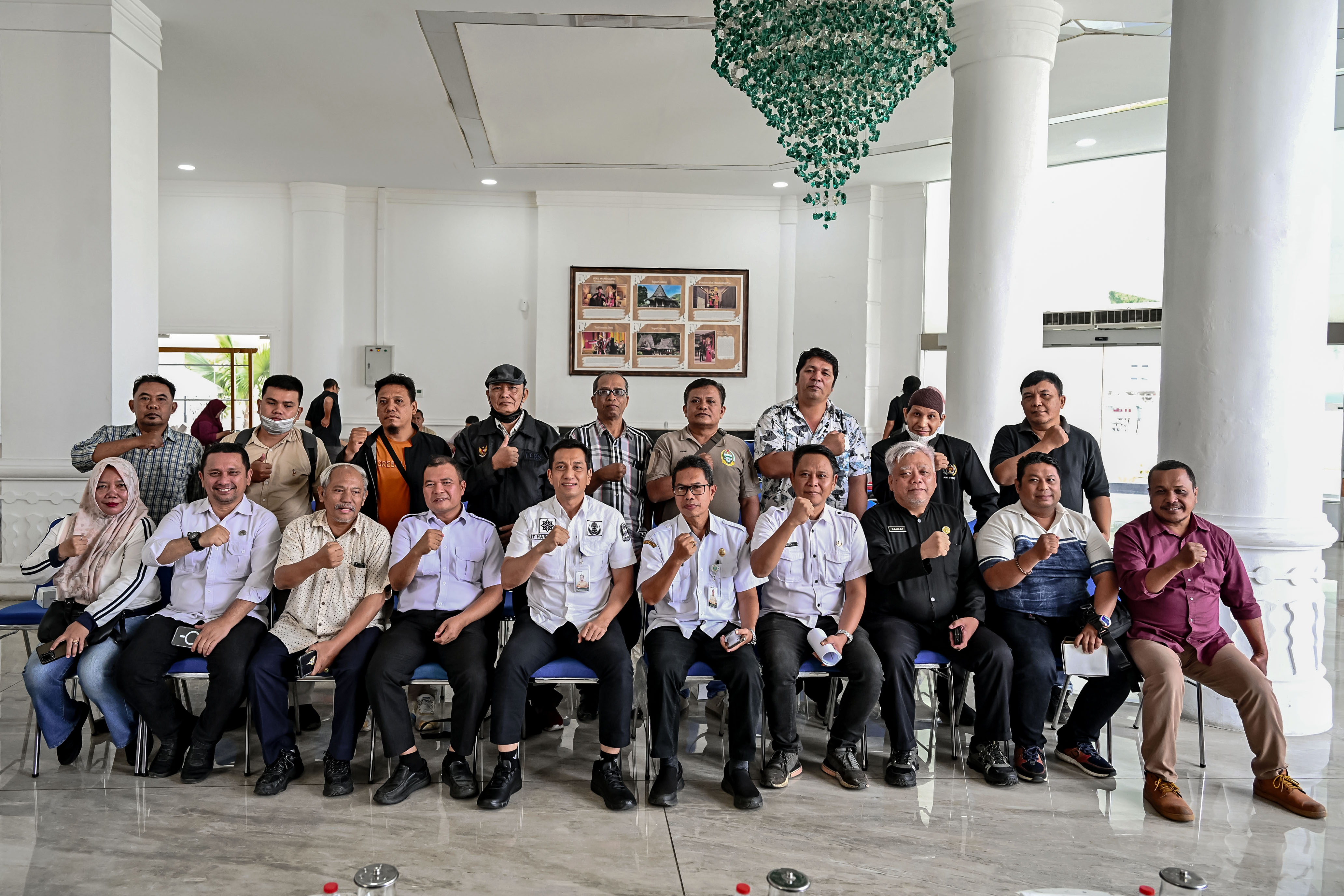 metrodeli/istimewa KETERANGAN PERS : Sekretaris Dinas Perumahan dan Kawasan Permukiman Provinsi Sumatera Utara Tomy Harahap beserta jajarannya memberikan keterangan pers kepada awak media terkait bantuan perumahan rakyat di Lobby Dekranasda, Lantai 1 Kantor Gubernur Sumut, Medan, Rabu 28 Oktober 2026.
