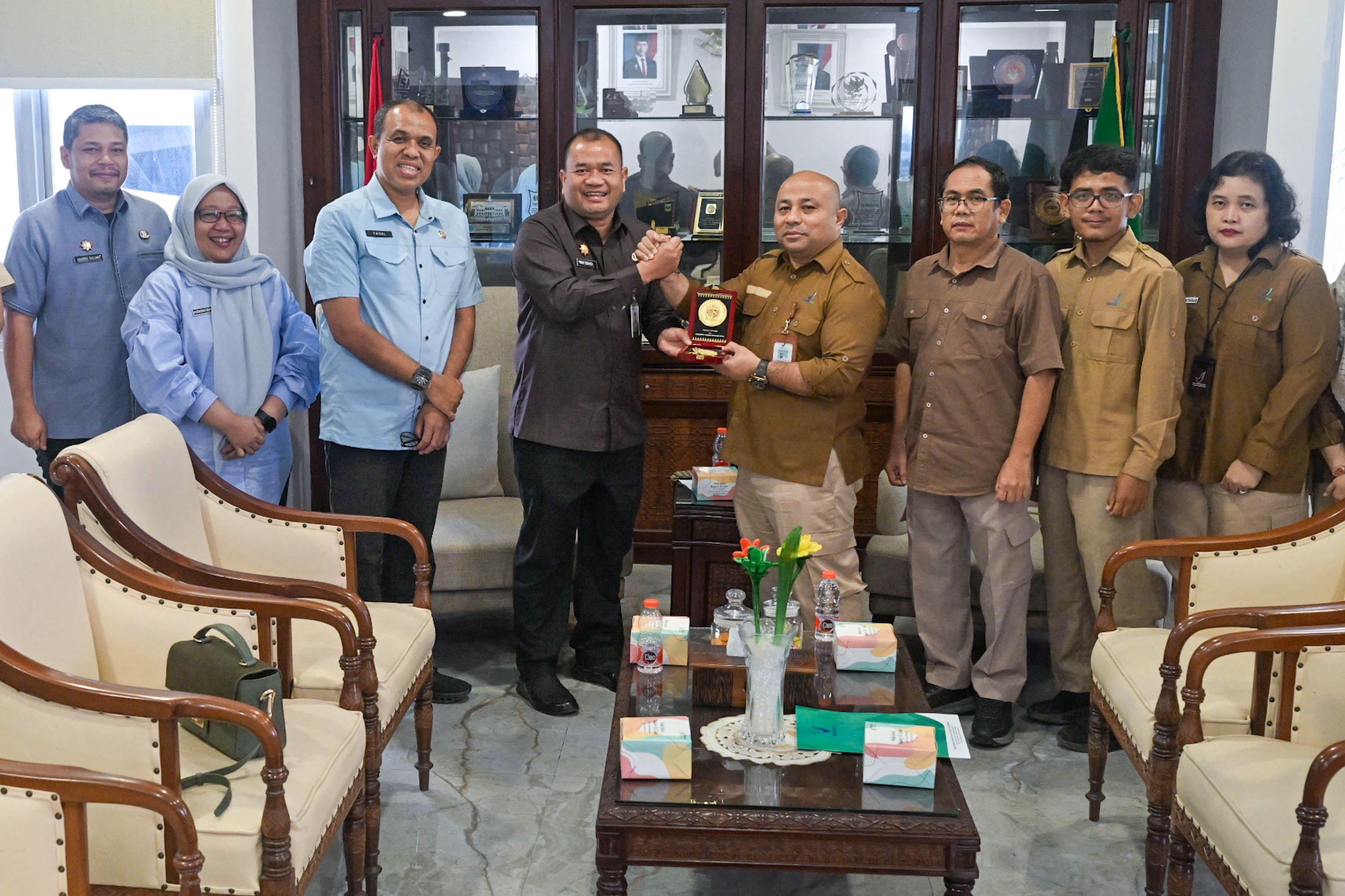 metrodeli/istimewa AUDIENSI: Pj. Sekdaprov Sumut Timur Tumanggor menerima audiensi Badan Pengawas Obat dan Makanan (BPOM) Kota Medan di ruang kerja Sekdaprov Sumut, lantai 9 Kantor Gubernur Sumut, Jalan Diponegoro No. 30, Medan, Selasa 6 Oktober 2026.