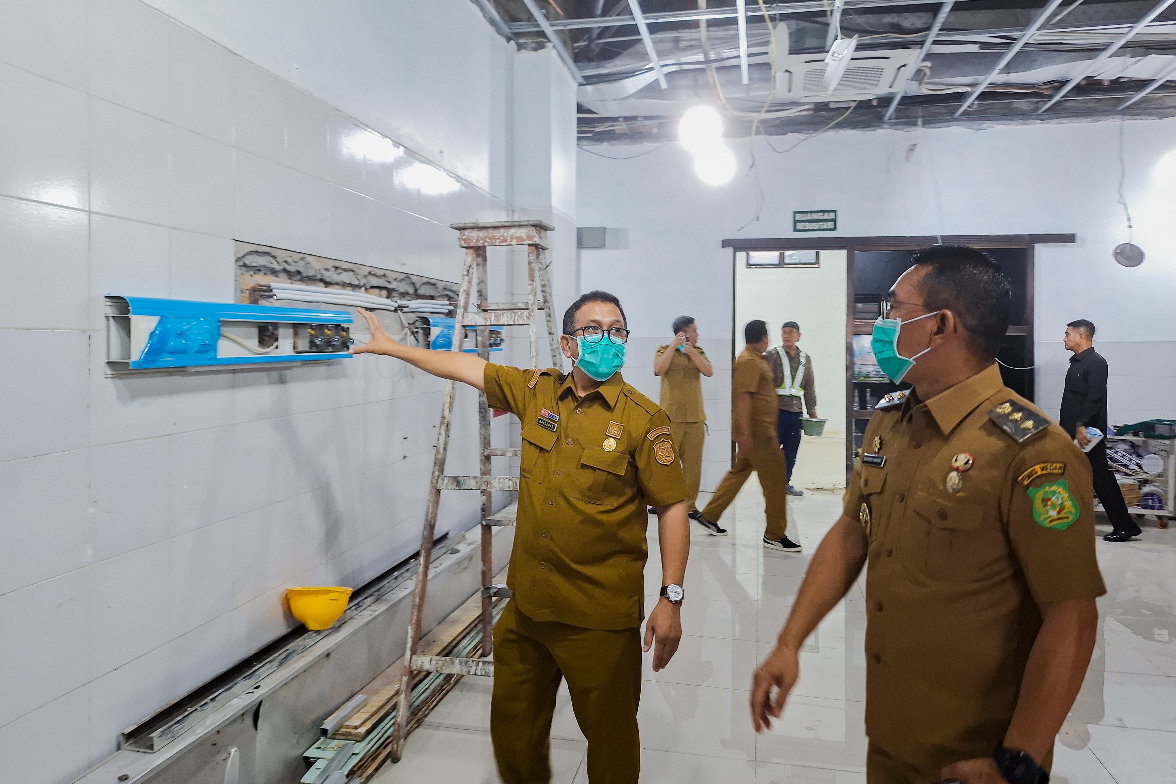 metrodeli/istimewa TINJAU : Wakil Walikota Medan H Zakiyuddin Harahap meninjau langsung progres renovasi IGD RSUD Dr. Pirngadi Medan, Selasa 29 September 2026.