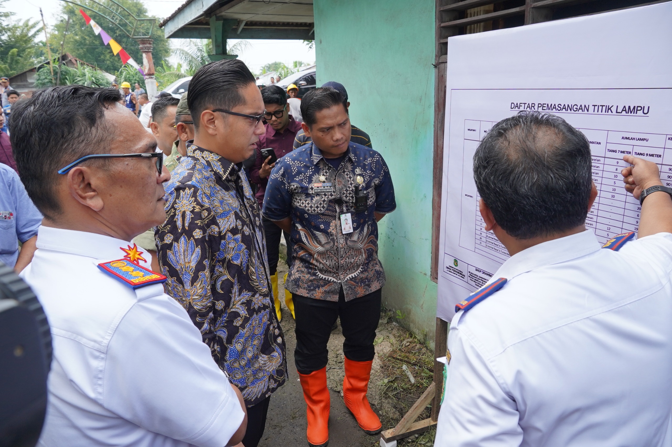 metrodeli/istimewa PELETAKAN BATU : Walikota Medan Rico Tri Putra Bayu Waas mengawalinya dengan prosesi peletakan batu pertama pemasangan 1000 titik Lampu Penerangan Jalan Umum (LPJU) di Gang Amaliyah Jalan Kapten Rahmad Buddin, Kecamatan Medan Marelan, Kamis 1 Oktober 2026.