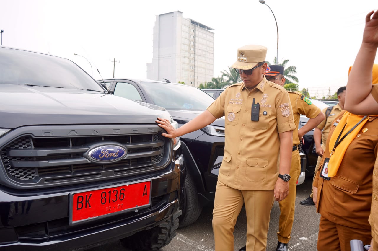 metrodeli/istimewa TEMUKAN : Walikota Medan Rico Tri Putra Bayu Waas menemukan banyak kendaraan dinas Pemerintah Kota (Pemko) Medan belum membayar pajak, bahkan ada yang tidak dilengkapi pelat nomor dan kaca spion saat menggelar pemeriksaan usai memimpin Apel Kendaraan Dinas dan Operasional Pemko Medan, Selasa 6 Oktober 2026 di halaman Lotte Grosir Medan.