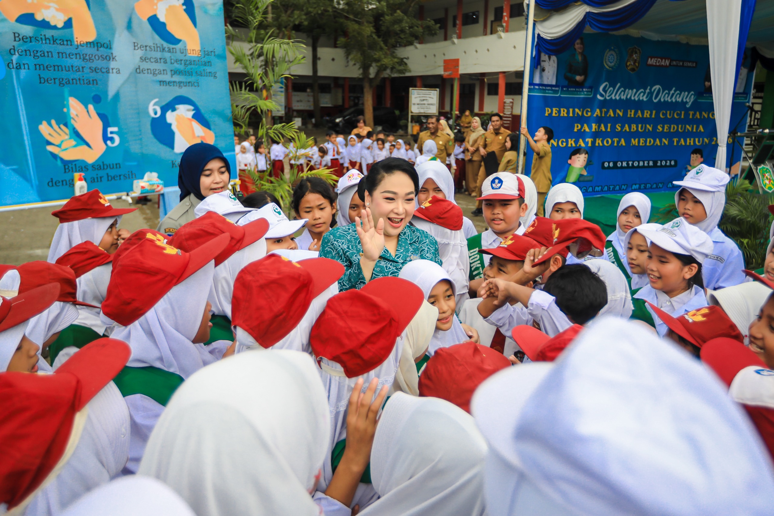 metrodeli/istimewa TUNJUKKAN: Airin Rico Waas bersama para siswa menunjukkan bahwa kebiasaan menjaga kebersihan tangan dapat dimulai dari hal sederhana dan dilakukan siapa saja di SD Negeri 060923, Jalan Sisingamangaraja, Medan, Selasa 6 Oktober 2026.