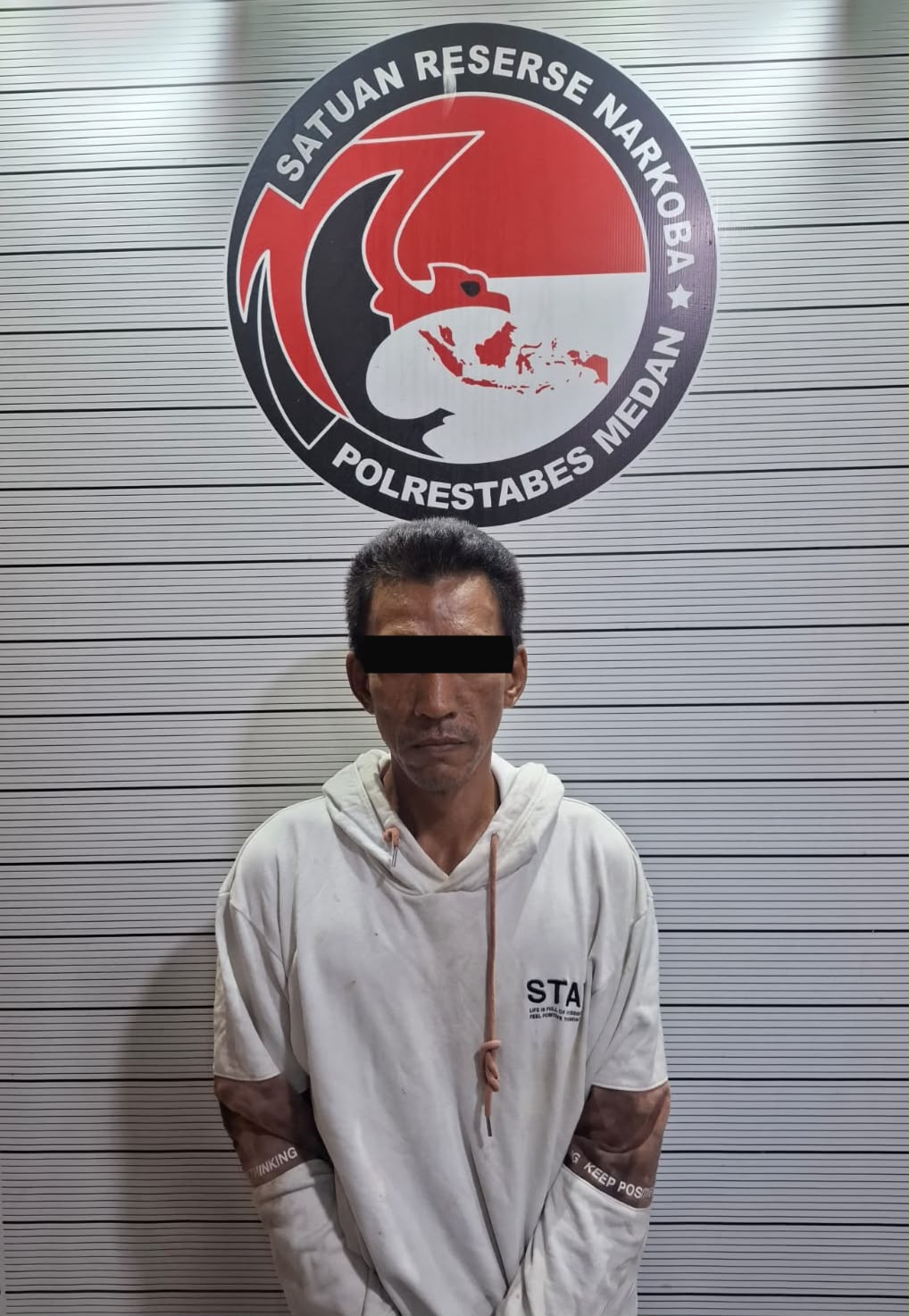 metrodeli/istimewa AMANKAN: Satuan Resnarkoba Polrestabes Medan mengamankan seorang pria berinisial ES (49), yang diduga terlibat dalam peredaran narkotika jenis sabu di Desa Puji Mulyo, Kecamatan Sunggal, Kabupaten Deliserdang.