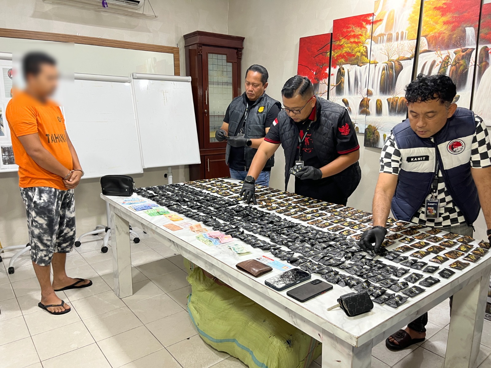 metrodeli/istimewa GAGALKAN : Satuan Resnarkoba Polrestabes Medan menggagalkan dugaan peredaran narkotika dalam bentuk pod getar dengan meringkus seorang pria berinisial RS (31) warga Kabupaten Aceh Selatan, Aceh dengan menyita 450 pod getar yang disebut polisi berasal dari Malaysia, kemarin.