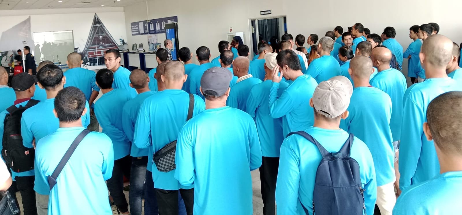 metrodeli/istimewa Deportasi : Pekerja Migran Indonesia bermasalah yang Deportasi dari Malaysia saat tiba di Bandara Kualanamu, Kamis 8 Oktober 2026.