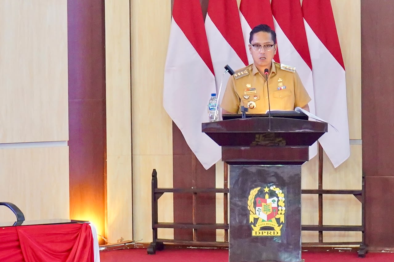 metrodeli/istimewa RANPERDA INISIATIF : Walikota Medan Rico Waas dalam Rapat Paripurna DPRD Medan dengan agenda Tanggapan Kepala Daerah terhadap penjelasan DPRD atas Ranperda Inisiatif tentang Perubahan Peraturan Daerah Kota Medan Nomor 5 Tahun 2015 tentang Penanggulangan Kemiskinan, Senin 12 Oktober 2026 di gedung dewan.