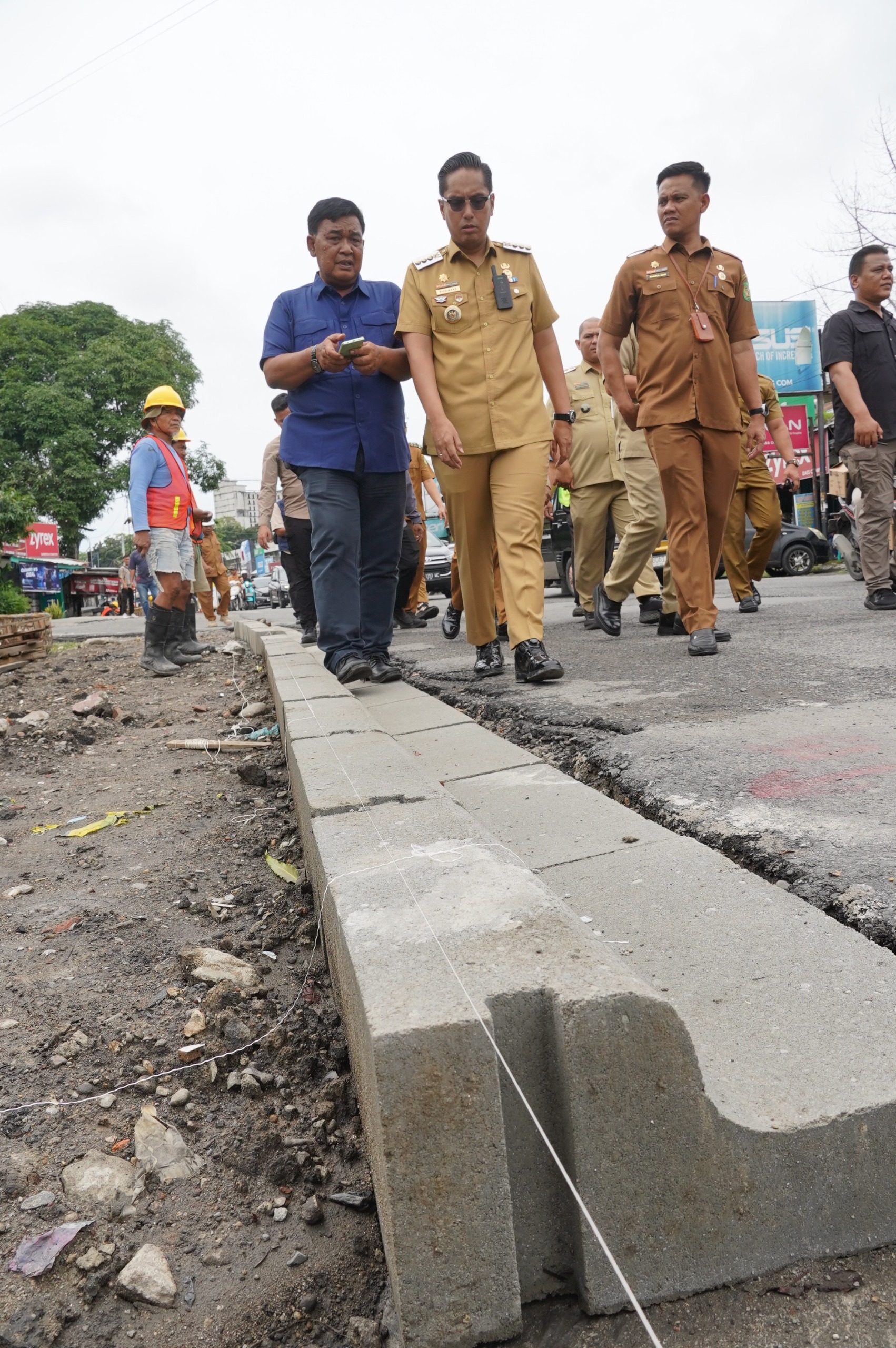 metrodeli/istimewa TINJAU : Walikota Medan Rico Tri Putra Bayu Waas meninjau pembangunan trotoar Jalan Merak Jingga, belum lama ini.