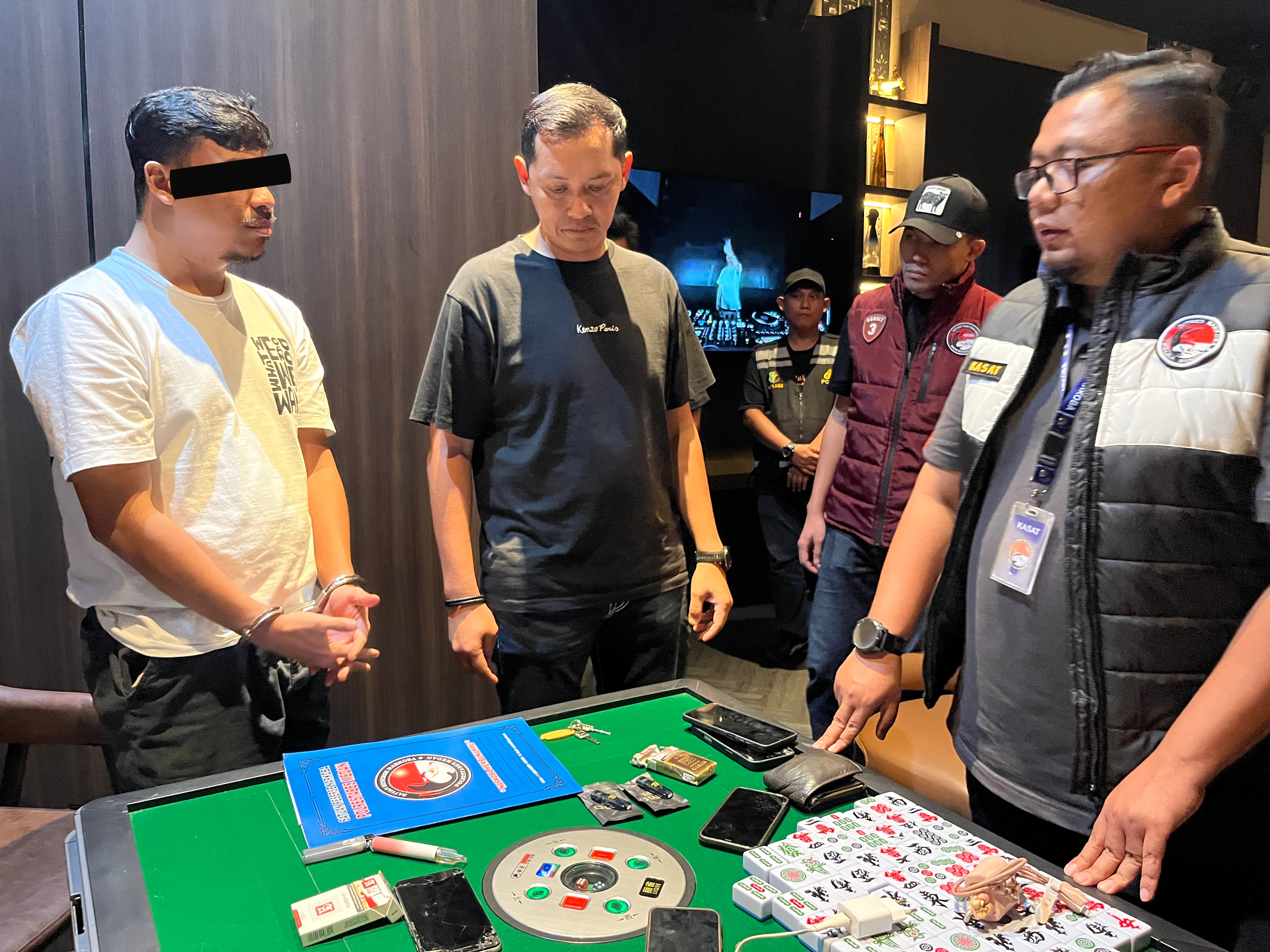 metrodeli/istimewa UNGKAP : Tim gabungan Bareskrim Polri dan Polrestabes Medan mengungkap dugaan peredaran narkotika melalui vape di salah satu tempat hiburan malam (THM) di Jalan Merak Jingga, Kota Medan, Minggu 11 Oktober 2026 dini hari.
