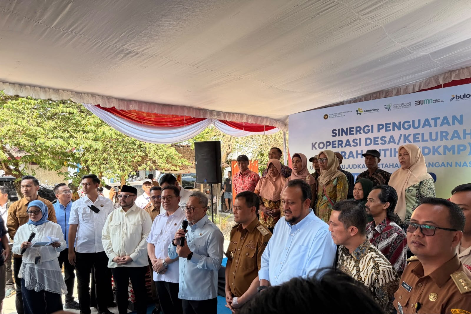 metrodeli/istimewa PEMANTAUAN: Menteri Koordinator Bidang Pangan, Zulkifli Hasan (kelima dari kanan) saat melakukan pemantauan operasionalisasi Koperasi Desa/Kelurahan Merah Putih (KDKMP) di Baki, Sukoharjo, Jawa Tengah, Selasa (13/10). Sebagai salah satu program unggulan Presiden Republik Indonesia, KDKMP diharapkan menjadi wadah pengembangan ekonomi kerakyatan di tingkat desa dan kelurahan yang memberikan manfaat langsung bagi masyarakat.