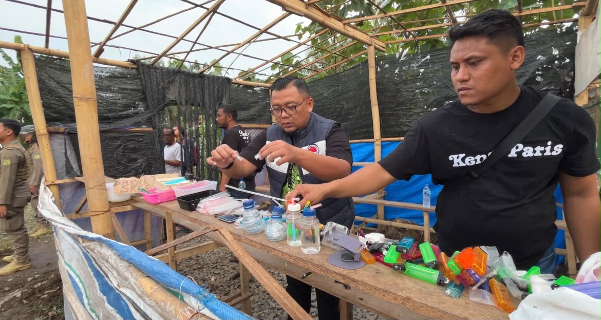 metrodeli/istimewa GEREBEK : Tim gabungan yang terdiri dari Satres Narkoba Polrestabes Medan, Polda Sumatera Utara, BNNP Sumut, dan Satpol PP menggerebek lokasi yang diduga menjadi tempat transaksi narkoba di bantaran rel kereta api Medan–Binjai, Desa Serba Jadi, Kecamatan Sunggal, Kabupaten Deliserdang, Senin 12 Oktober 2026 sore.