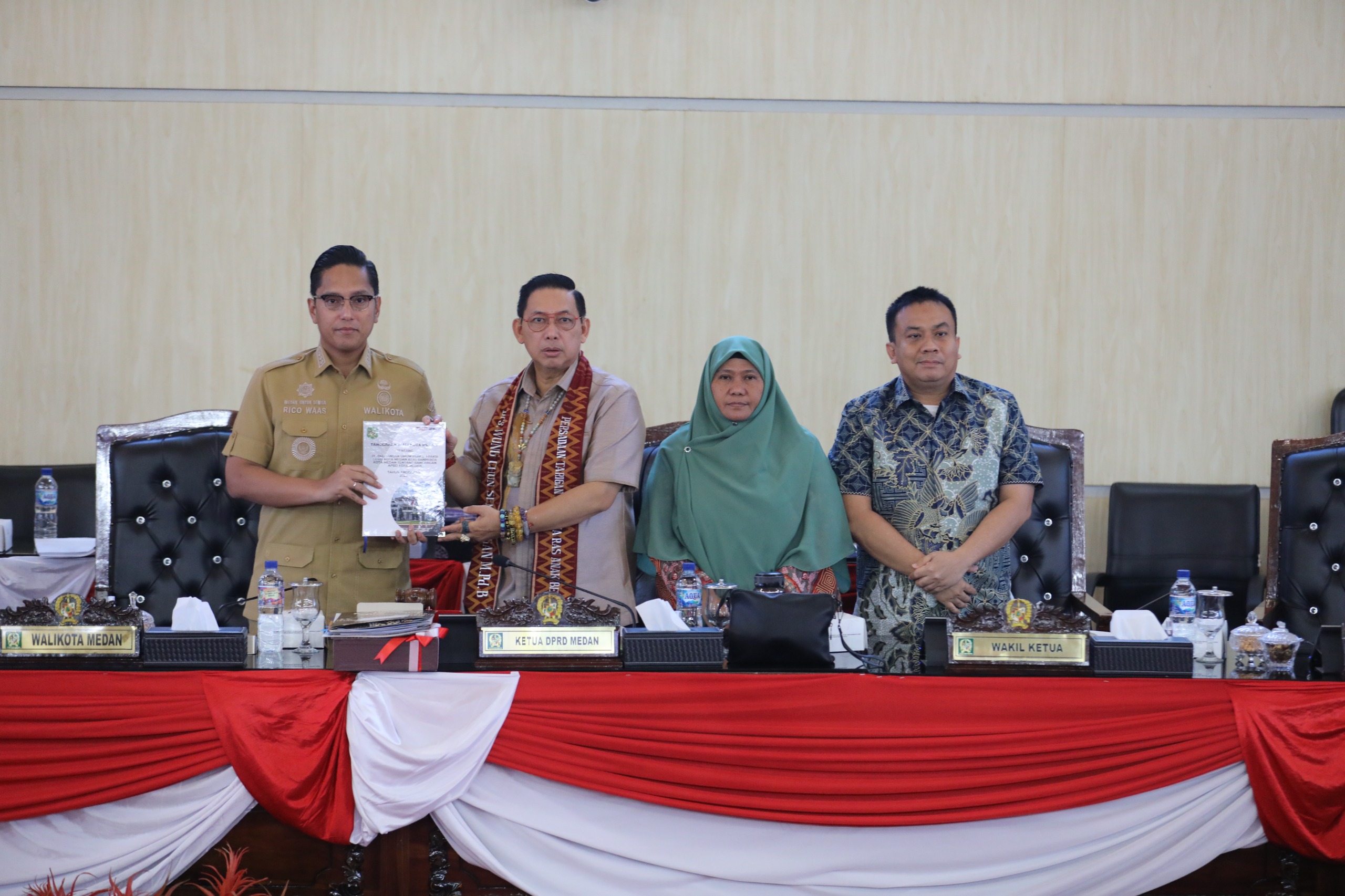 metrodeli/istimewa TANGGAPAN : Walikota Medan Rico Waas saat menyampaikan tanggapan kepala daerah terhadap pemandangan umum fraksi-fraksi DPRD Kota Medan atas penjelasan kepala daerah mengenai Ranperda APBD Kota Medan Tahun Anggaran 2027 dalam rapat paripurna DPRD Kota Medan, Selasa 13 Oktober 2026.