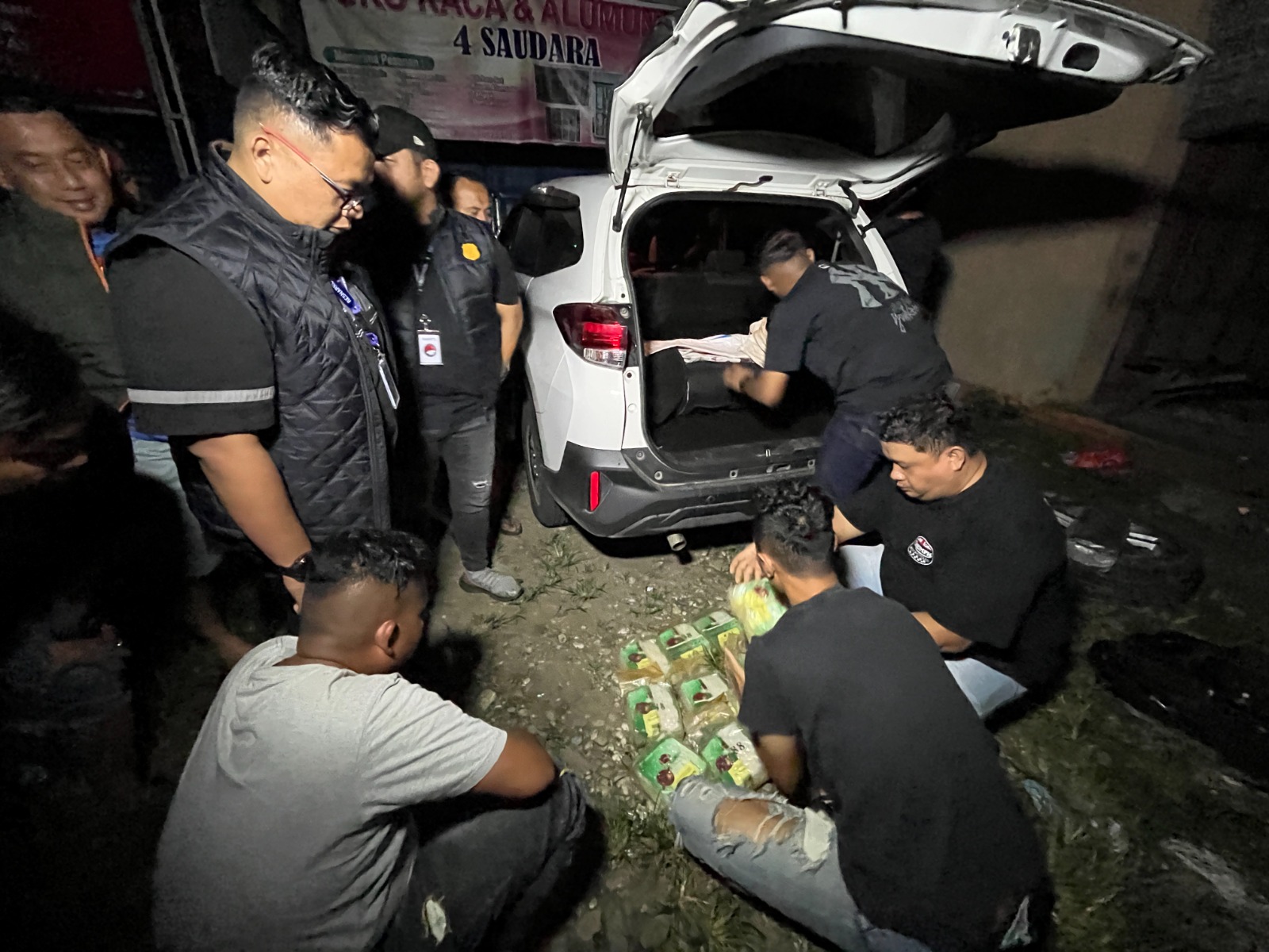 metrodeli/istimewa GAGALKAN : Satuan Reserse Narkoba Polrestabes Medan dipimpin Kasatres Narkoba AKBP Rafli Yusuf Nugraha menggagalkan pengiriman 24 kilogram narkotika jenis sabu yang diduga dibawa dari Aceh menuju Palembang, Sumatera Selatan di Jalan Lintas Sumatera (Jalinsum), kawasan Besitang, Kabupaten Langkat, Senin 5 Oktober 2016.
