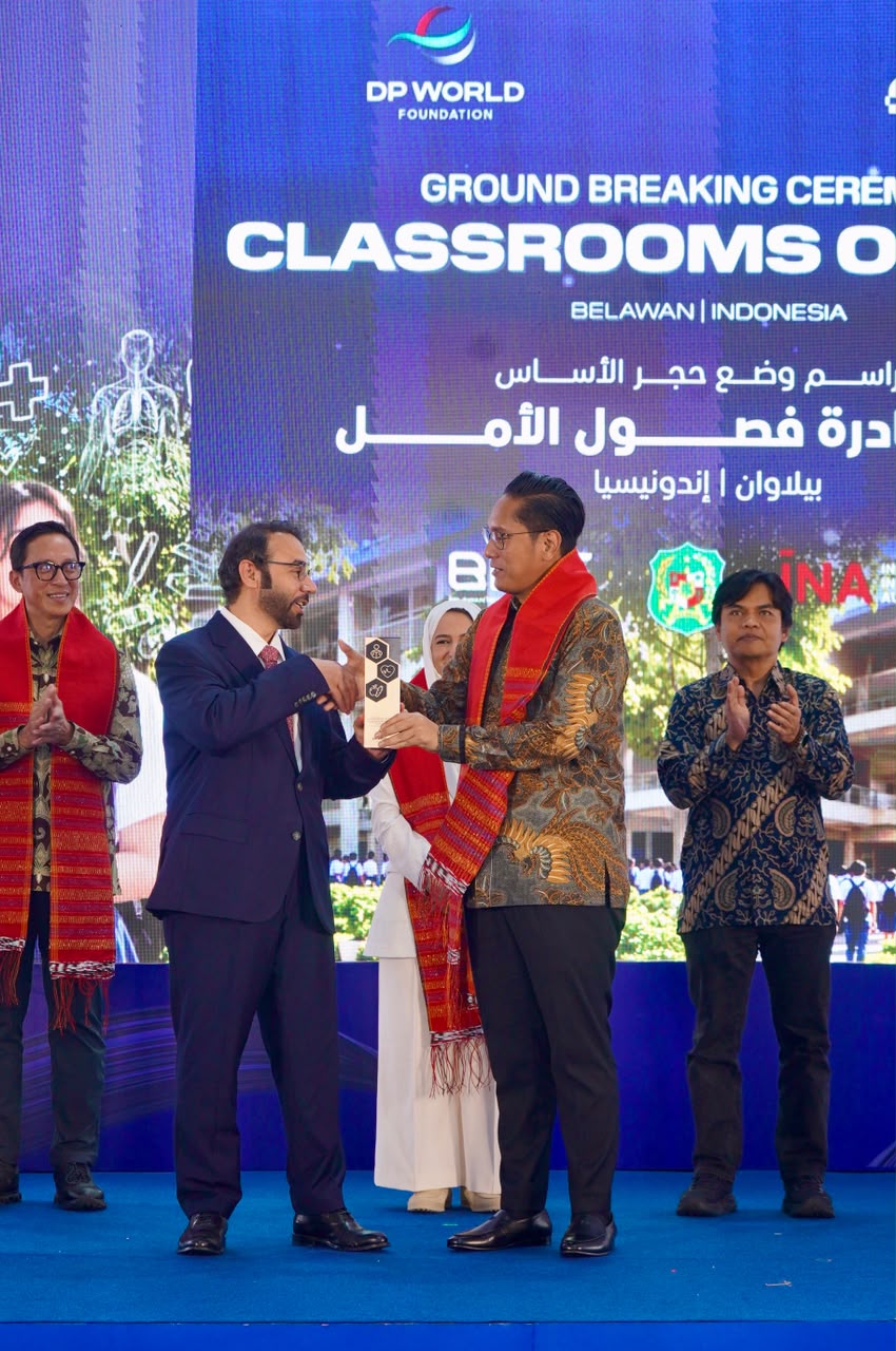 metrodeli/istimewa PELETAKAN : Walikota Medan Rico Tri Putra Bayu Waas melakukan peletakan batu pertama pembangunan sekolah SMP Classrooms of Hope di Jalan Karo Belawan, Kamis 15 Oktober 2026. SMP tersebut ditargetkan dapat menampung sekitar 300 siswa.