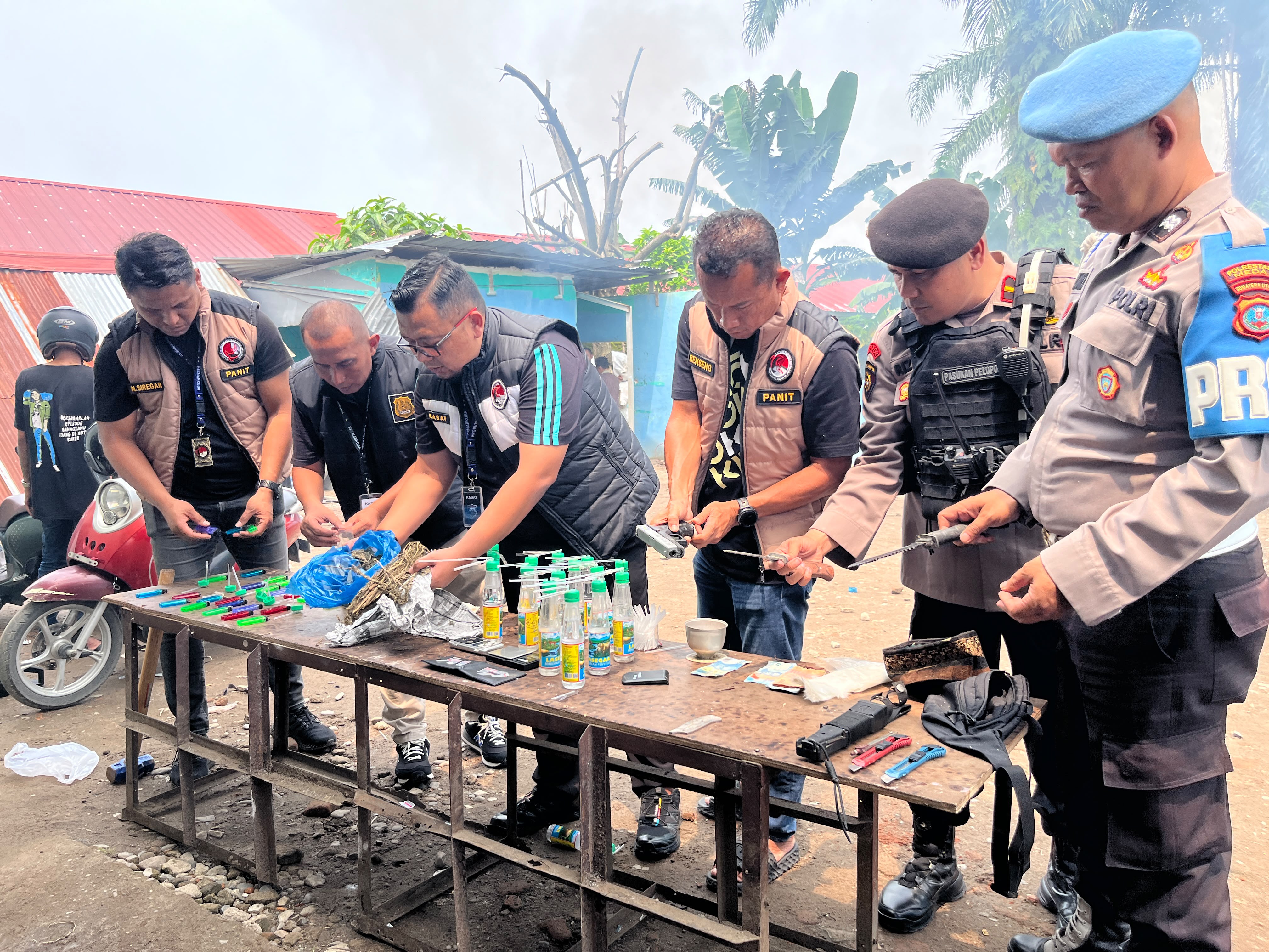metrodeli/ istimewa GEREBEK : Kasatres Narkoba AKBP Rafli Yusuf Nugraha SH SIK MIP, BNNP Sumut, Ditresnarkoba Polda Sumut dan Satpol PP menggerebek lokasi yang diduga menjadi tempat transaksi narkotika di Desa Mencirim Kampung Kecamatan Kutalimbaru Kabupaten Deliserdang, Jumat 16 Oktober 2026 sore.