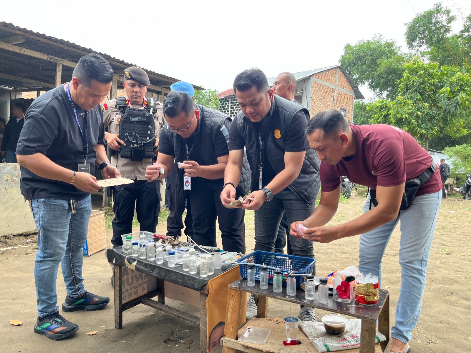metrodeli/bardansyah GEREBEK NARKOBA : Satuan Reserse Narkoba Polrestabes Medan dipimpin Kasat AKBP Rafli Yusuf Nugraha, SH, SIK, MIP bersama Ditresnarkoba Polda Sumut dan BNNP Sumut menggerebek lokasi yang diduga menjadi tempat aktivitas peredaran narkoba di Gang Pantai, Kecamatan Medan Sunggal, Minggu 18 Oktober 2026 sore.