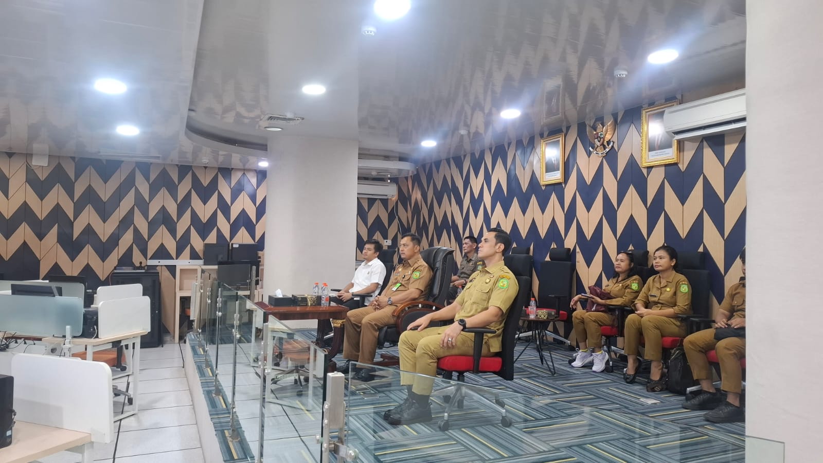 metrodeli/istimewa RAKOR: Walikota Medan, Rico Tri Putra Bayu Waas, diwakili Asisten Ekonomi dan Pembangunan Setda Kota Medan Citra Effendi Capah mengikuti Rapat Koordinasi (Rakor) Pengendalian Inflasi Tahun 2026 secara virtual dari Command Center Kantor Wali Kota Medan, Senin 19 Oktober 2026.