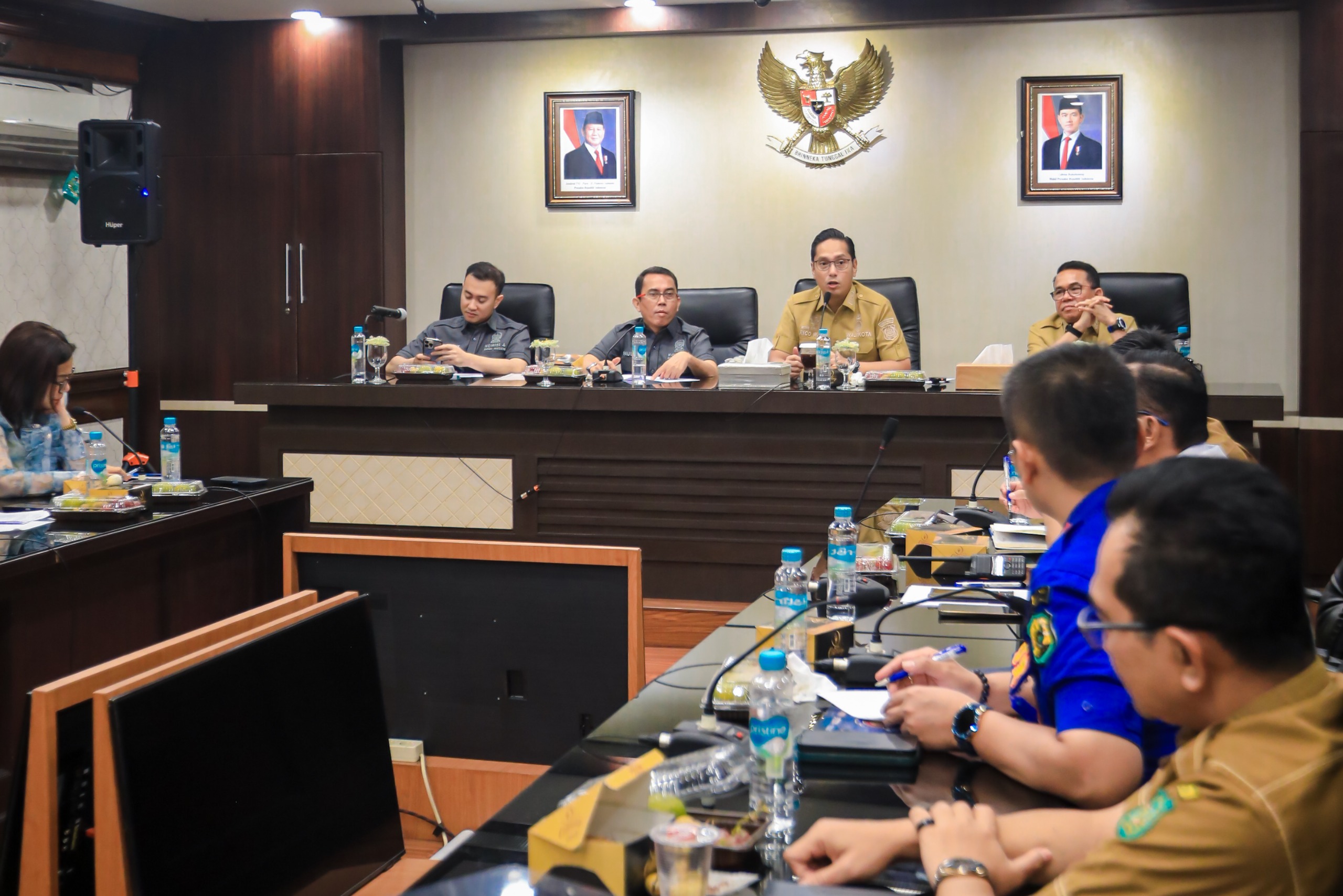 metrodeli/istimewa KUNJUNGAN: Walikota Medan Rico Tri Putra Bayu Waas bersama Wakil Walikota H Zakiyuddin Harahap menerima kunjungan yang dipimpin Ketua Komisi IV DPRD Medan Paul MA Simanjuntak, didampingi Wakil Ketua Rizki Lubis dan Sekretaris Dame Duma serta anggota komisi IV lainnya, Senin 19 Oktober 2026.
