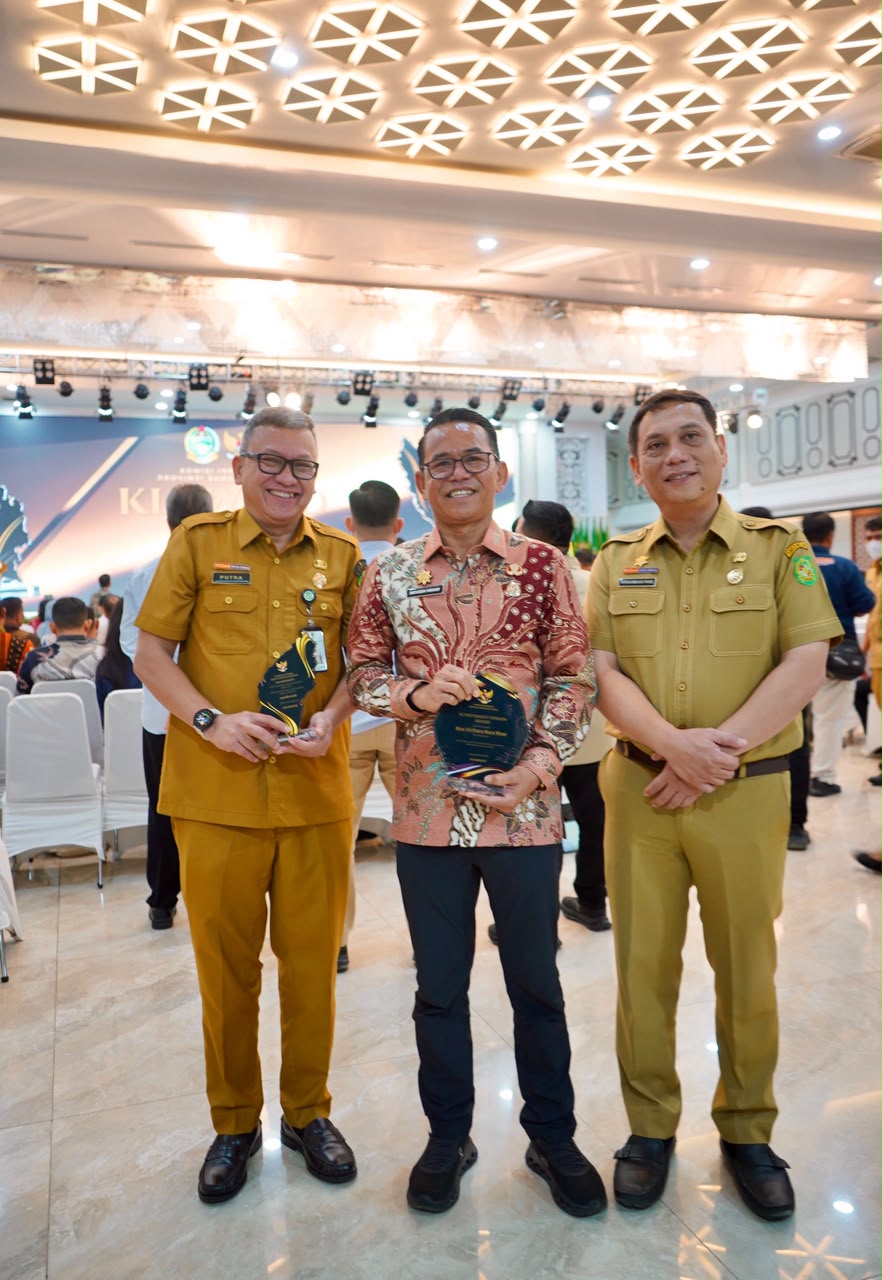 metrodeli/istimewa PENGHARGAAN: Kepala Dinas Kominfo Kota Medan Arrahman Pane mendampingi Wakil Walikota Medan Zakiyuddin Harahap usai menerima penghargaan dari KI Sumut atas kepemimpinan dan kinerjanya dalam mendukung Pemko Medan meraih predikat Badan Publik Informatif pada KI Sumut Award 2026 dalam acara penganugerahan di Aula Raja Inal Siregar, Kantor Gubernur Sumatera Utara, Selasa 20 Oktober 2026.