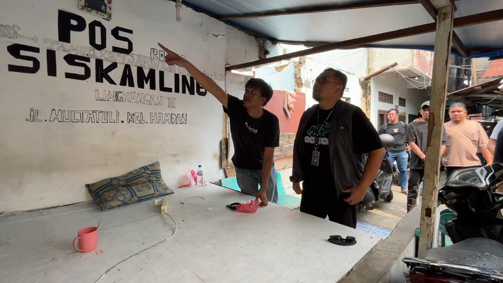 metrodeli/istimewa GEREBEK: Satuan Reserse (Satres) Narkoba Polrestabes Medan menggerebek sebuah rumah yang diduga menjadi lokasi penyalahgunaan narkotika di kawasan Jalan Multatuli, Medan, Selasa 20 Oktober 2026 siang.