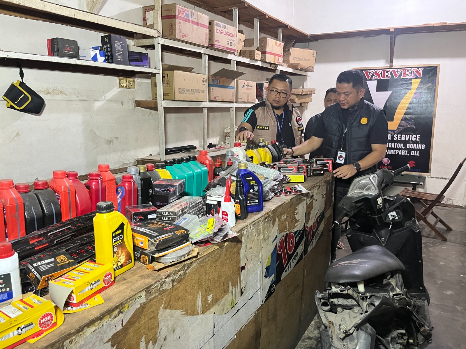 metrodeli/istimewa UNGKAP: Satuan Reserse Narkoba Polrestabes Medan mengungkap tempat penyimpanan vape yang disebut mengandung etomidate di Desa Bandar Setia, Kecamatan Percut Sei Tuan, Jumat 16 Oktober 2026 malam.