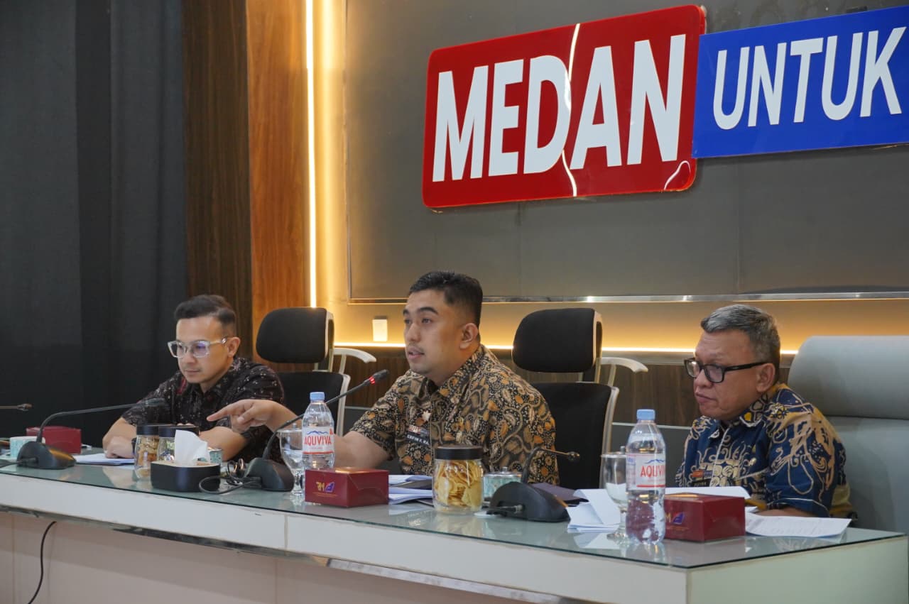 metrodeli/istimewa PIMPIN RAPAT : Pj Sekda Kota Medan Erfin Fachrurrazi saat memimpin rapat Tim Koordinasi Optimalisasi Penerimaan Pendapatan Asli Daerah (PAD) Sektor Retribusi di Ruang Rapat Bapenda Kota Medan, Kamis 22 Oktober 2026.