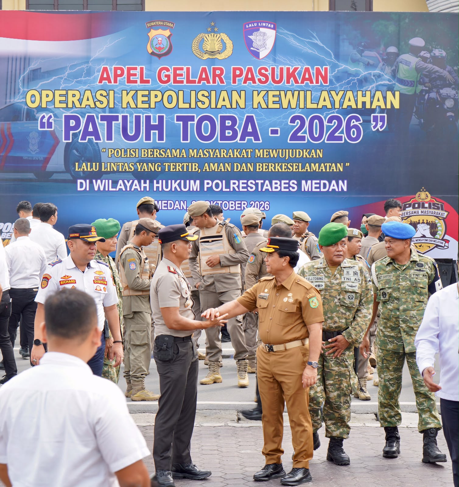 metrodeli/istimewa APEL : Walikota Medan Rico Tri Putra Bayu Waas diwakili Asisten Pemerintahan dan Kesejahteraan Rakyat M. Sofyan menghadiri apel Gelar Pasukan Operasi Kepolisian Kewilayahan Patuh Toba 2026 digelar di Lapangan Apel Polrestabes Medan pada Senin, 26 Oktober 2026.