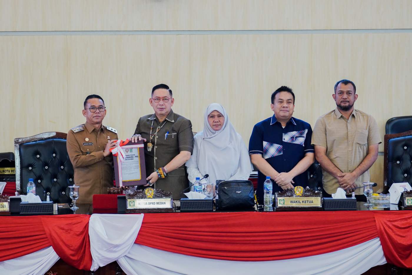 metrodeli/istimewa PARIPURNA: Wakil Walikota Medan H Zakiyuddin Harahap menghadiri Rapat Paripurna DPRD Kota Medan yang membahas jawaban fraksi-fraksi terhadap tanggapan kepala daerah atas Ranperda inisiatif DPRD tentang Perubahan Peraturan Daerah Nomor 5 Tahun 2015 tentang Penanggulangan Kemiskinan di Gedung DPRD Medan, Senin 26 Oktober 2026.