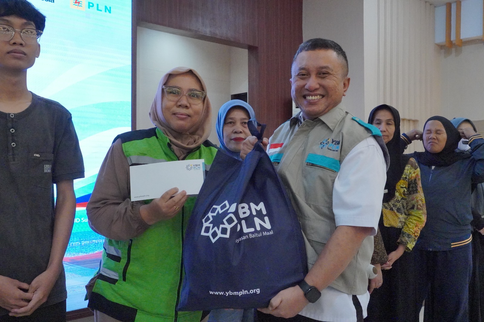 metrodeli/istimewa BANTUAN : General Manager PLN UID Sumatera Utara, Rizky Mochamad, menyerahkan bantuan kepada salah satu penerima manfaat di aula Astakona PLN Sumut, Selasa 27 Oktober 2026.