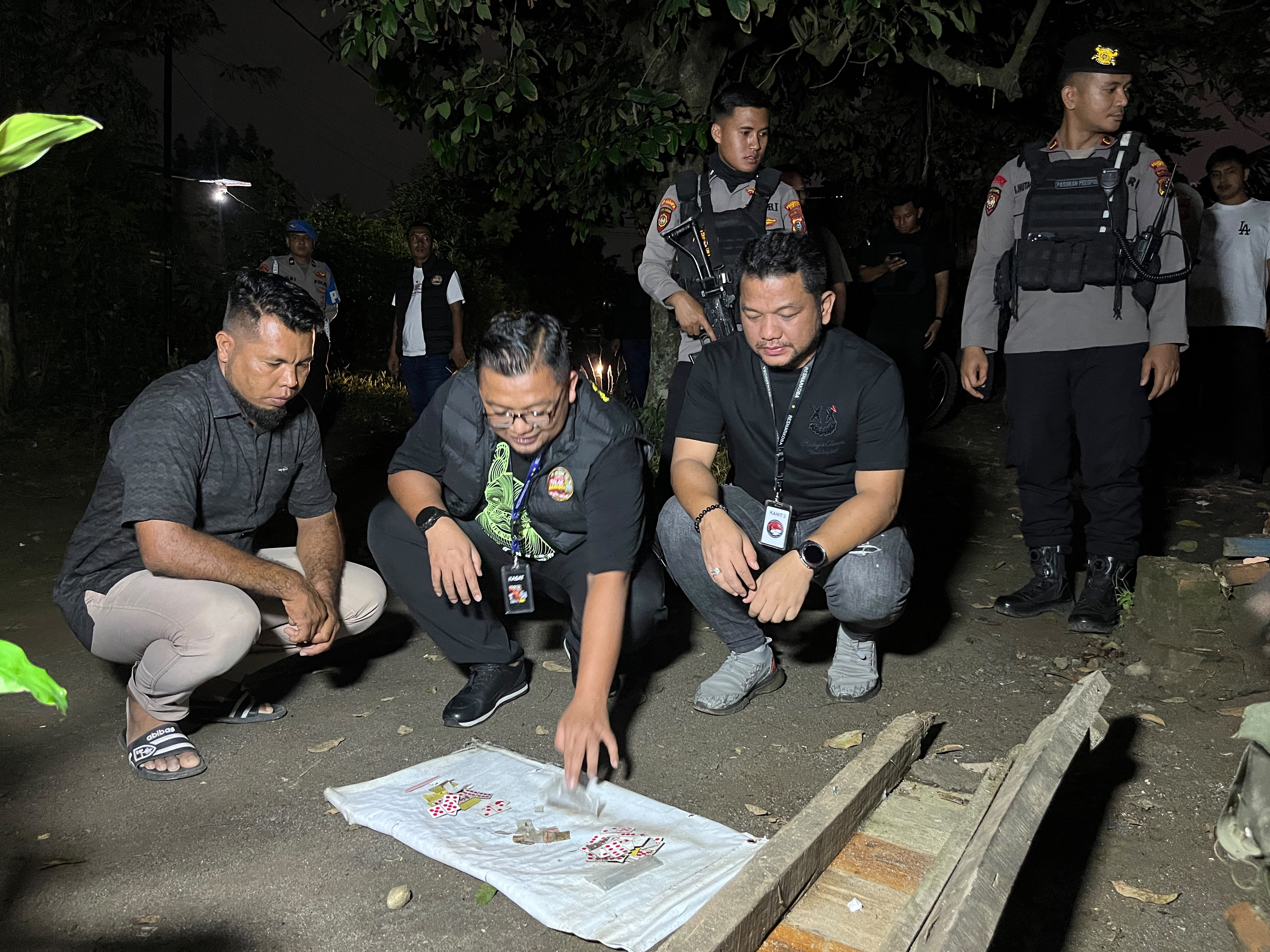 metrodeli/istimewa PEMERIKSAAN : Tim gabungan Polrestabes Medan bersama Kepala Dusun (Kadus) 3 Selambo, Desa Amplas, Kecamatan Percut Sei Tuan, kembali melakukan pemeriksaan terhadap barak yang sebelumnya diduga menjadi lokasi penyalahgunaan narkoba, Selasa 27 Oktober 2026 malam.