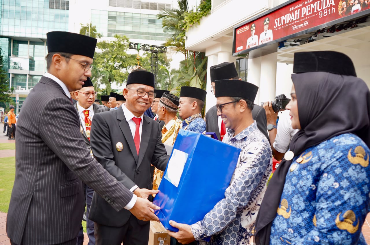 metrodeli/istimewa PENGHARGAAN : Walikota Medan Rico Tri Putra Bayu Waas didampingi Wakil Walikota Medan H. Zakiyuddin Harahap memberikan hadiah usai memimpin Upacara Peringatan Hari Sumpah Pemuda ke-98 Tahun 2026 di halaman depan kantor walikota, Rabu 28 Oktober 2026.