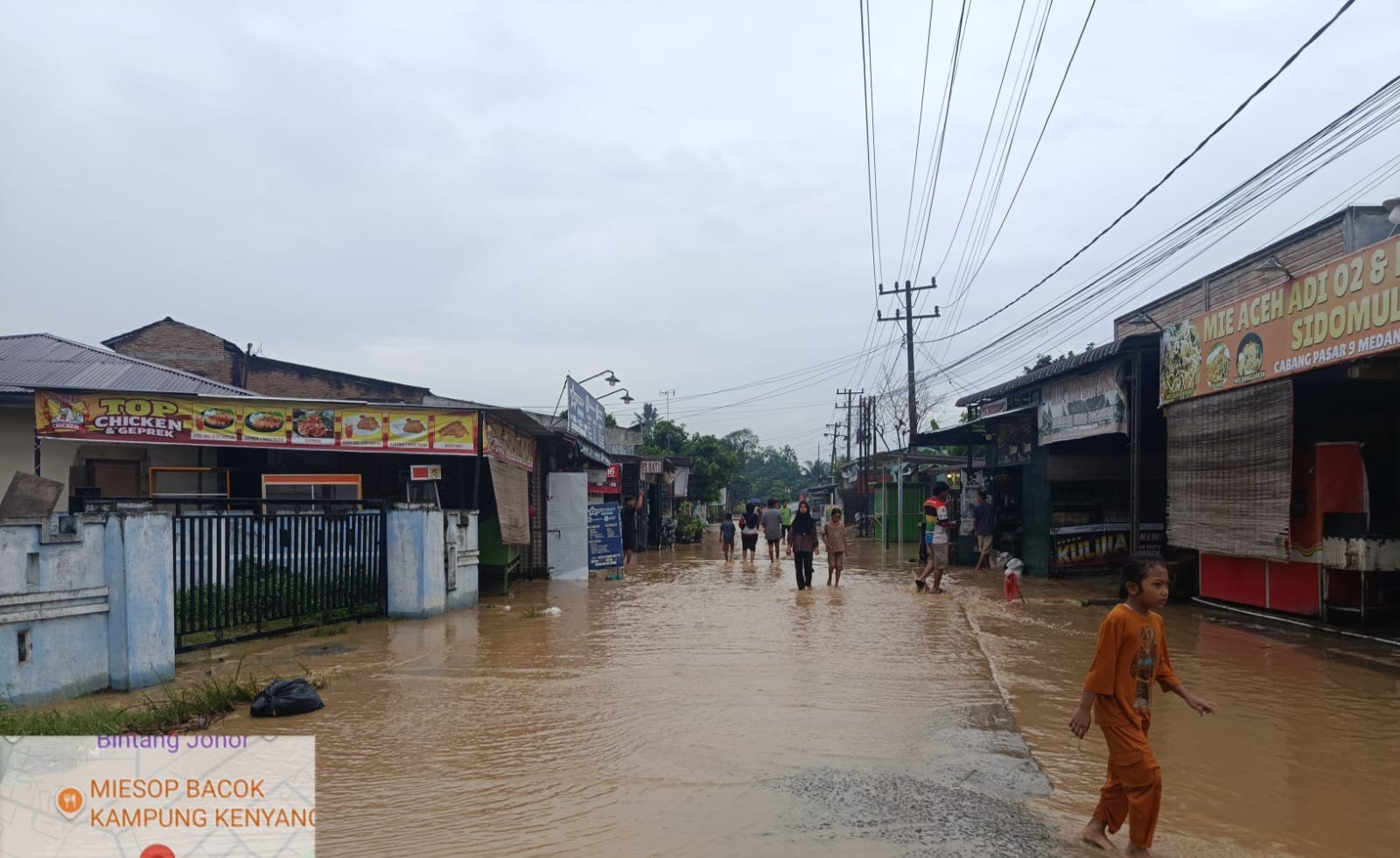 metrodeli/istimewa BANJIR: Bencana banjir dan tanah longsor melanda tujuh kabupaten/kota di Sumatera Utara (Sumut) setelah hujan berintensitas tinggi mengguyur sejumlah wilayah. Ratusan rumah terendam, akses jalan terganggu, dan ratusan warga terpaksa meninggalkan tempat tinggal untuk menyelamatkan diri, Kamis 29 Oktober 2026.