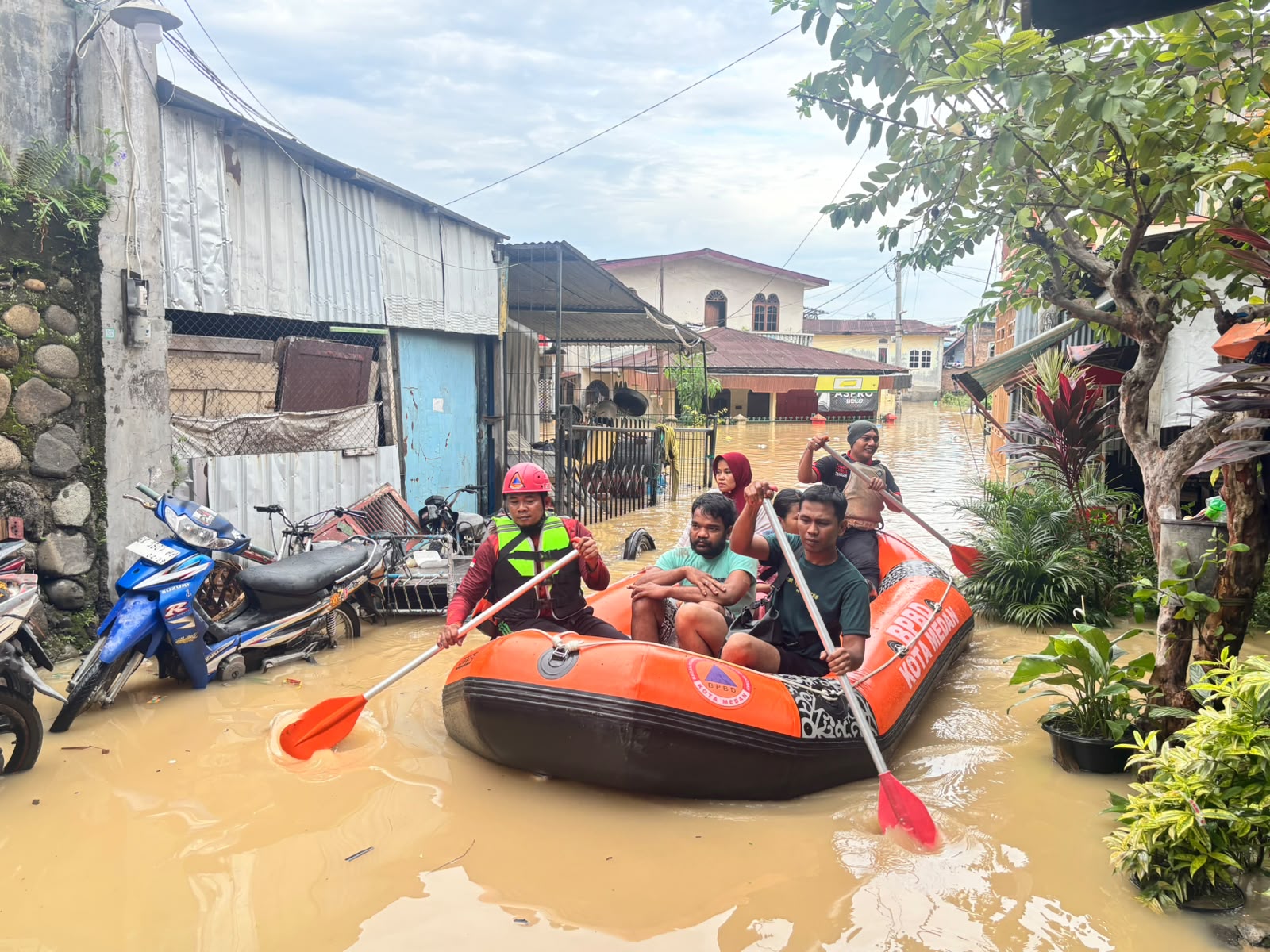 metrodeli/istimewa BANJIR : Gercep Walikota Medan Rico Tri Putra Bayu dalam menyikapi banjir yang merendam sejumlah wilayah di Kota Medan. Sejak, Rabu 28 Oktober 2026 sampai Kamis 29 Oktober 2026 penanganan banjir terus dilakukan.