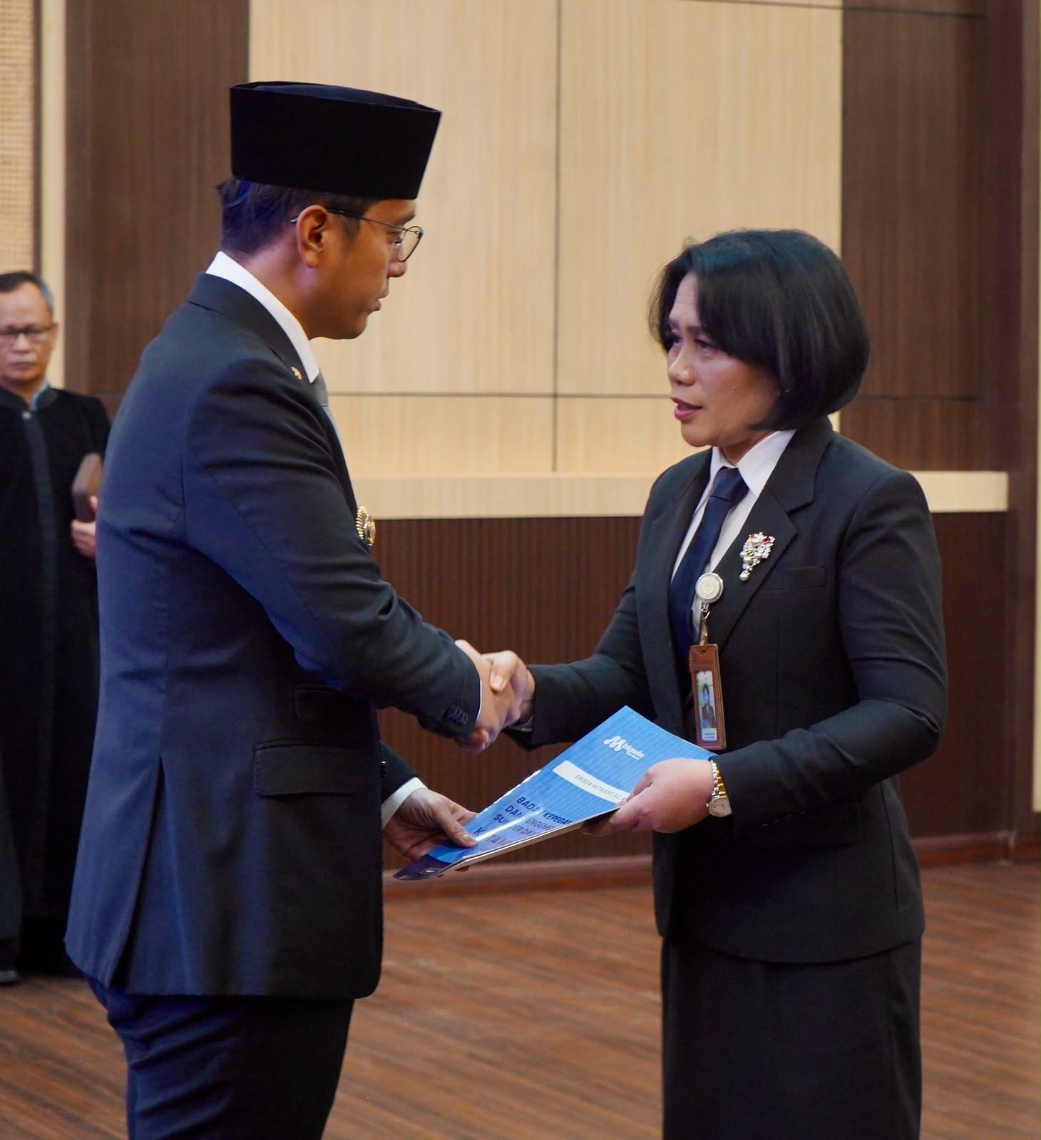 metrodeli/istimewa ARAHAN : Walikota Medan Rico Waas dalam arahannya usai mengambil sumpah dan melantik Erisda Hutasoit sebagai Sekretaris DPRD Medan di Ruang Rapat III Kantor Walikota Medan, Jumat 30 Oktober 2026.