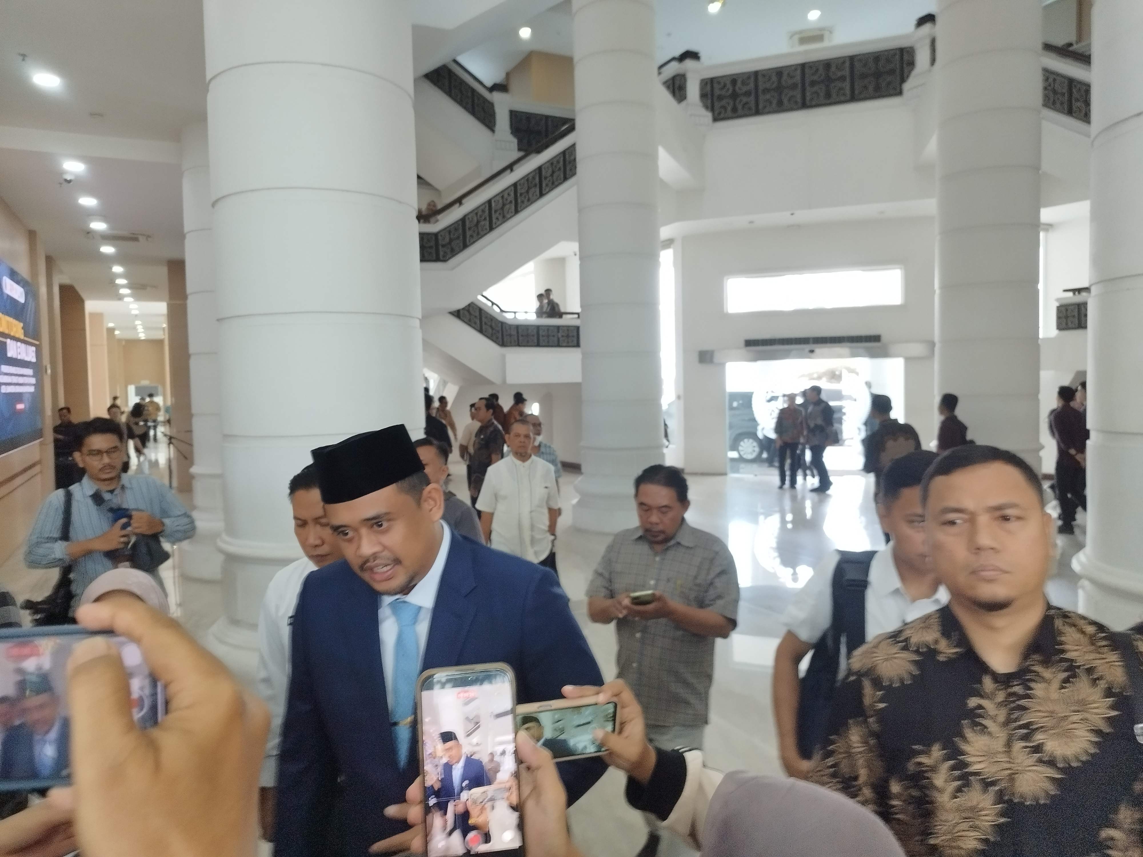metrodeli/alhafiz wr lubis KETERANGAN PERS : Gubsu M Bobby Afif Nasution didampingi Kadis Kominfo Sumut Erwin Hormansyah Harahap, Ketua Forum Wartawan Pemprovsu (FWP) Syaifullah Defaza dan lainnya memberikan keterangan pers kepada wartawan usai mengukuhkan Kepala Perwakilan Bank Indonesia di kantor Gubernur, Jumat 9 Oktober 2026.