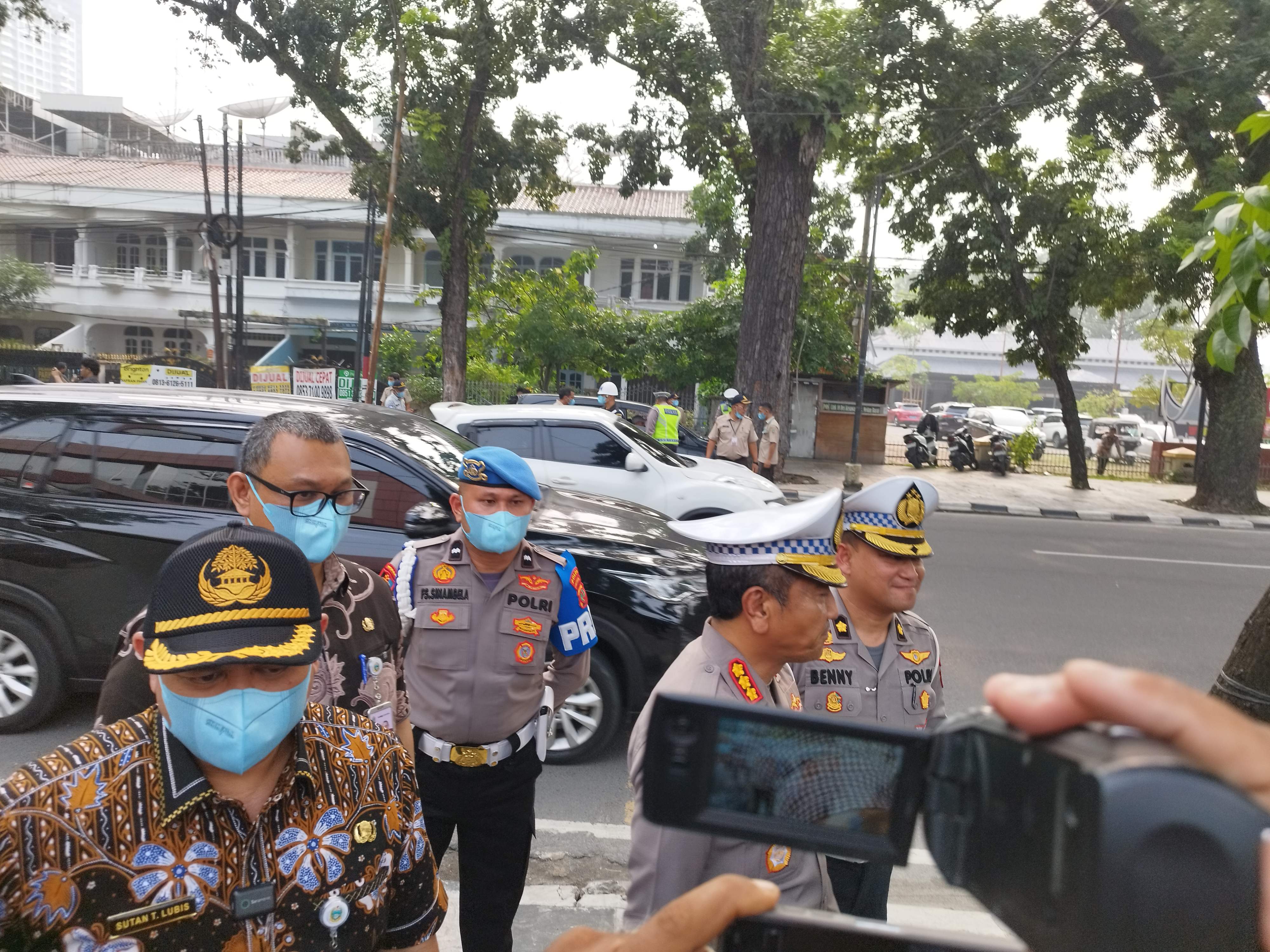 metrodeli/istimewa SADAR PAJAK : Kepala Bapenda Sumatera Utara Sutan Tolang Lubis bersama Dirlantas Poldasu Kombes Pol. Achmad Fauzi Dalimunthe, S.I.K didampingi Kepala Seksi STNK Subdit Regident Kompol Rusbenny dan lainnya ketika ditemui sesuai apel "Sadar Pajak" di Samsat Putri Hijau Medan, Jumat 16 Oktober 2026.