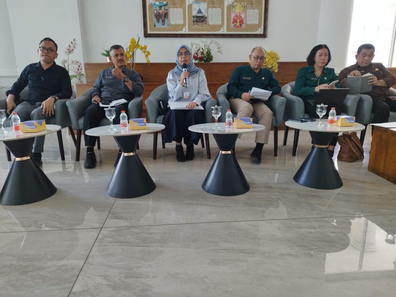 metrodeli/istimewa KONFERENSI PERS: Kepala Dinas Penanaman Modal dan Pelayanan Terpadu Satu Pintu (PMPTSP) Sumut Nurbaiti Harahap didampingi Koordinator Perizinan Abdul Aziz dalam konferensi pers yang digelar Dinas Komunikasi dan Informatika (Diskominfo) Sumut dipandu Kabid IKP Porman Mahulae di Lobby Dekranasda Sumut, Medan, Selasa 27 Oktober 2026.