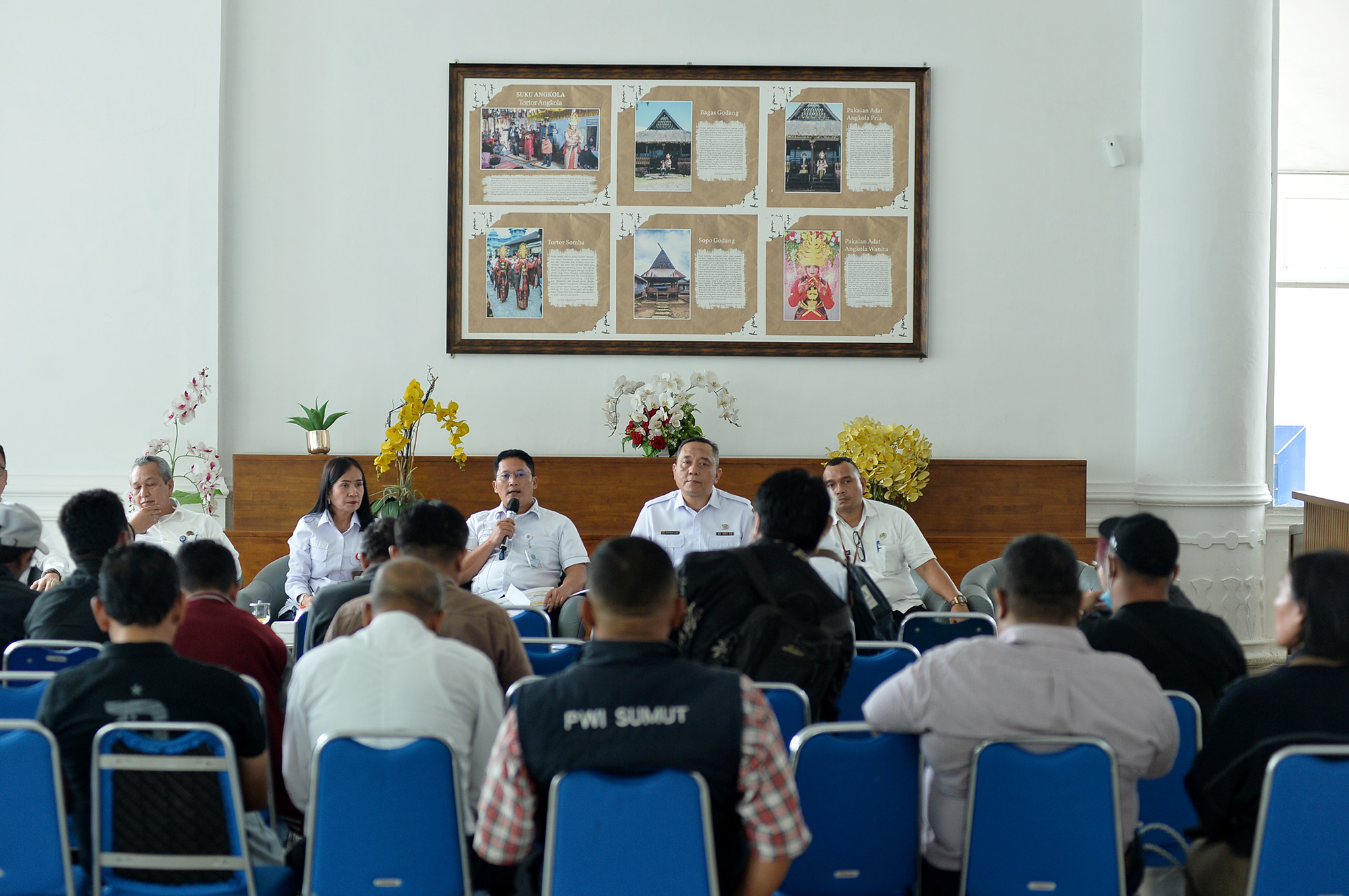 metrodeli/istimewa PROGRAM: Kepala Dinas Ketenagakerjaan Provinsi Sumatera Utara Illyan Chandra Simbolon menyampaikan terkait program-program Disnaker tentang ketenagakerjaan. Kegiatan yang difasilitasi Dinas Kominfo Sumut ini berlangsung di Lobby Dekranasda Lantai 1 Kantor Gubernur Sumut Jalan Diponengoro Kota Medan, Rabu 21 Oktober 2026.
