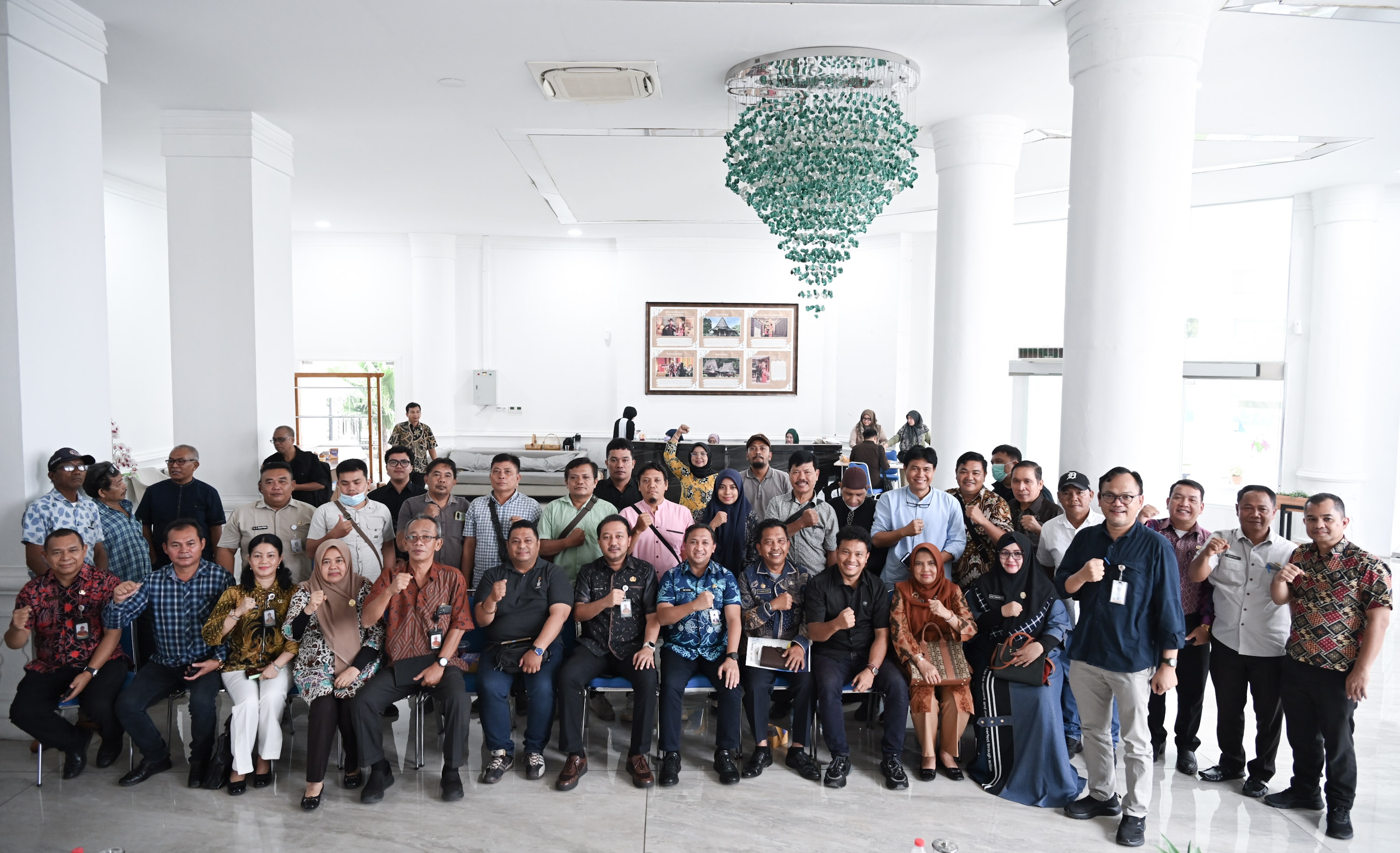 metrodeli/alhafiz wr lubis PAPARAN : Kepala Dinas Sosial Ady Putra didampingi Sekretaris Fachrizal menyampaikan pemaparan dalam temupers yang difasilitasi Dinas Kominfo Sumut dengan moderator Kabid IKP Porman Mahulae di Lobby Dekranasda Lantai 1 Kantor Gubernur Sumut Jalan Diponegoro Nomor 30 Medan, Jumat 2 Oktober 2026.
