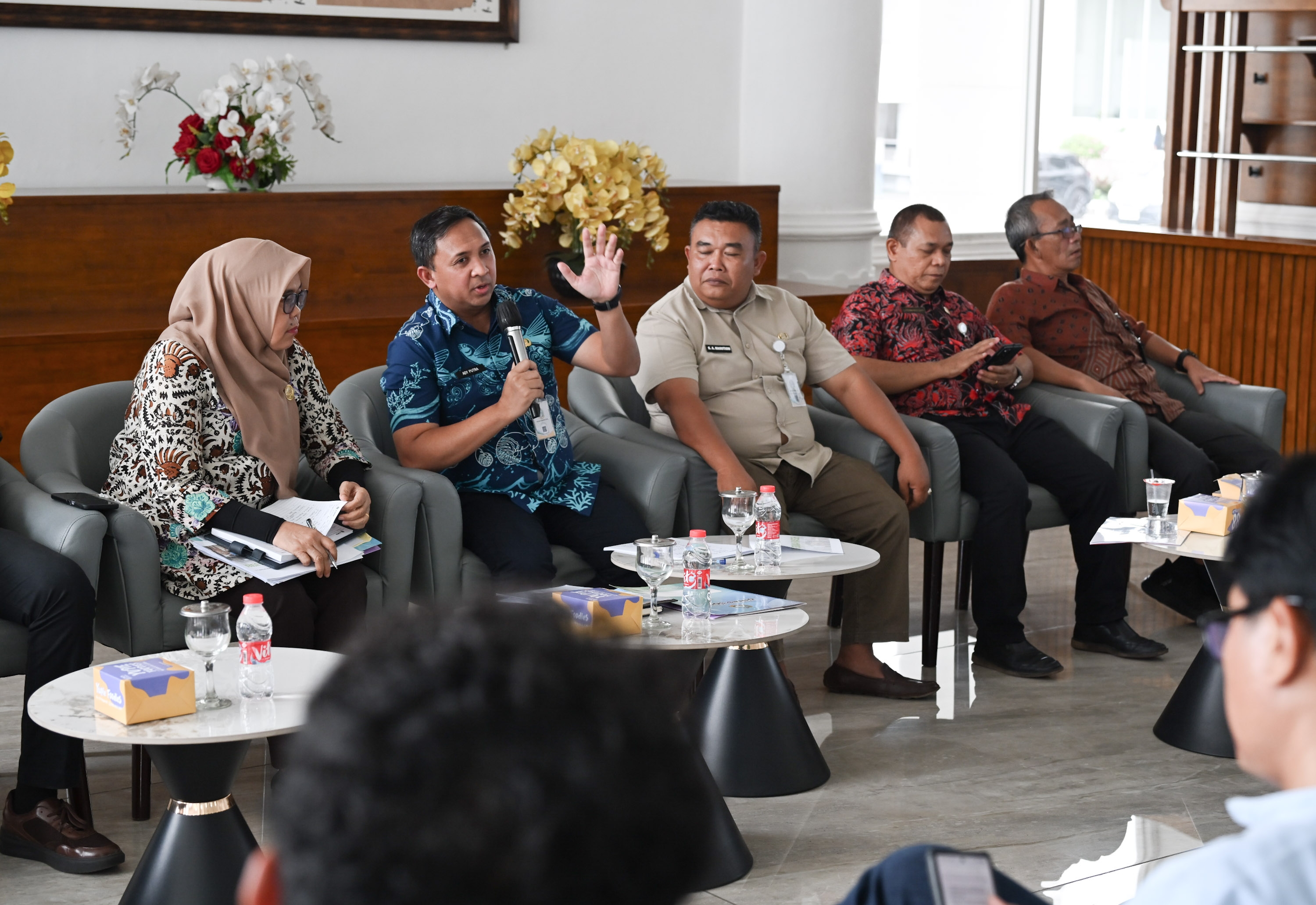 metrodeli/istimewa PAPARAN : Kepala Dinas Sosial Ady Putra didampingi Sekretaris Fachrizal menyampaikan  pemaparan dalam temupers yang difasilitasi Dinas Kominfo Sumut dengan moderator Kabid IKP Porman Mahulae di Lobby Dekranasda Lantai 1 Kantor Gubernur Sumut Jalan Diponegoro Nomor 30 Medan, Jumat 2 Oktober 2026.