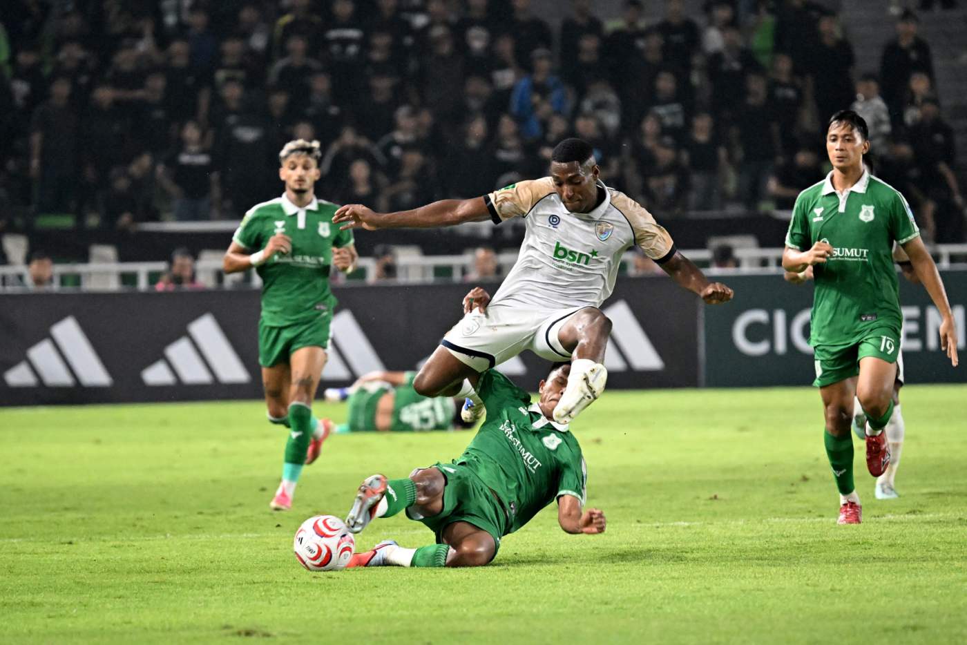metrodeli/istimewa PSMS MEDAN VS PERSIKAD DEPOK : Para pesepakbola PSMS Medan saat berjibaku melawan Persikad Depok saat laga Liga 2 yang berlangsung di Stadion Utama Sumatera Utara Deliserdang, Sabtu 3 Oktober 2026. PSMS Medan berhasil mengalahkan Persikad Depok dengan skor 4-0.