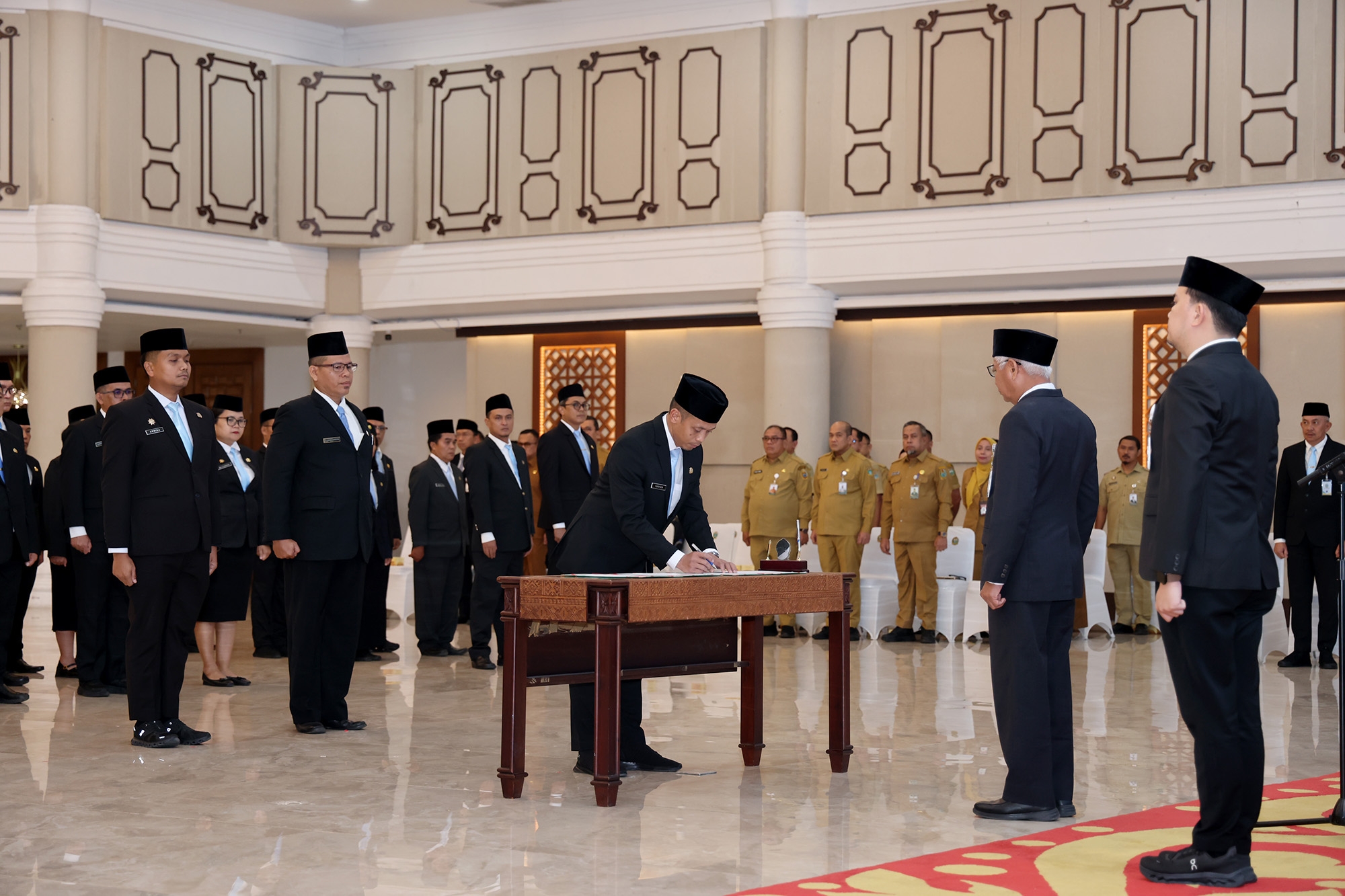metrodeli/istimewa LANTIK: Wakil Gubernur Sumatera Utara (Sumut) Surya melantik dan mengambil sumpah jabatan sejumlah Pejabat Administrator dan Pejabat Pengawas pada lingkunang Pemerintah Daerah Provinsi Sumut di Aula Raja Inal Siregar Kantor Gubernur Sumut Jalan Diponegoro Kota Medan, Senin 5 Oktober 2026.