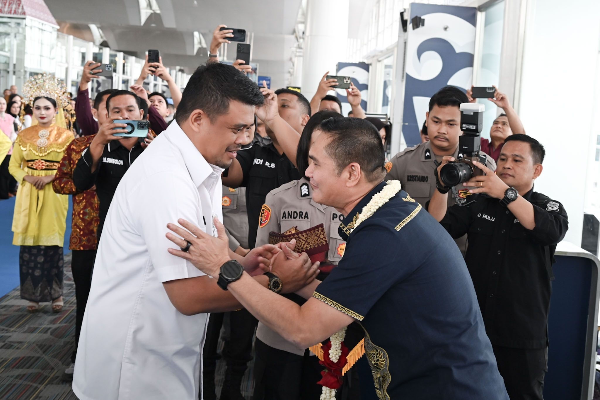 metrodeli/istimewa SAMBUT : Gubernur Sumatera Utara (Sumut) Muhammad Bobby Afif Nasution menyambut kedatangan Kepala Kepolisian Daerah (Kapolda) Sumut Irjen Pol. Sonny Irawan di Bandar Udara Internasional Kualanamu, Kecamatan Beringin, Kabupaten Deliserdang, Selasa 6 Oktober 2026.