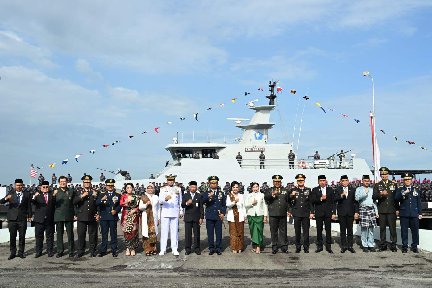 metrodeli/istimewa HUT TNI : Wakil Gubernur Sumatera Utara ( Sumut ) Surya menghadiri Upacara Hari Ulang Tahun (HUT) ke-81 TNI Provinsi Sumatera Utara Tahun 2026 di Markas Komando Daerah Angkatan Laut (Koderal) I Belawan, Jalan Serma Hanafiah Nomor 1, Belawan, Senin 5 Oktober 2026.