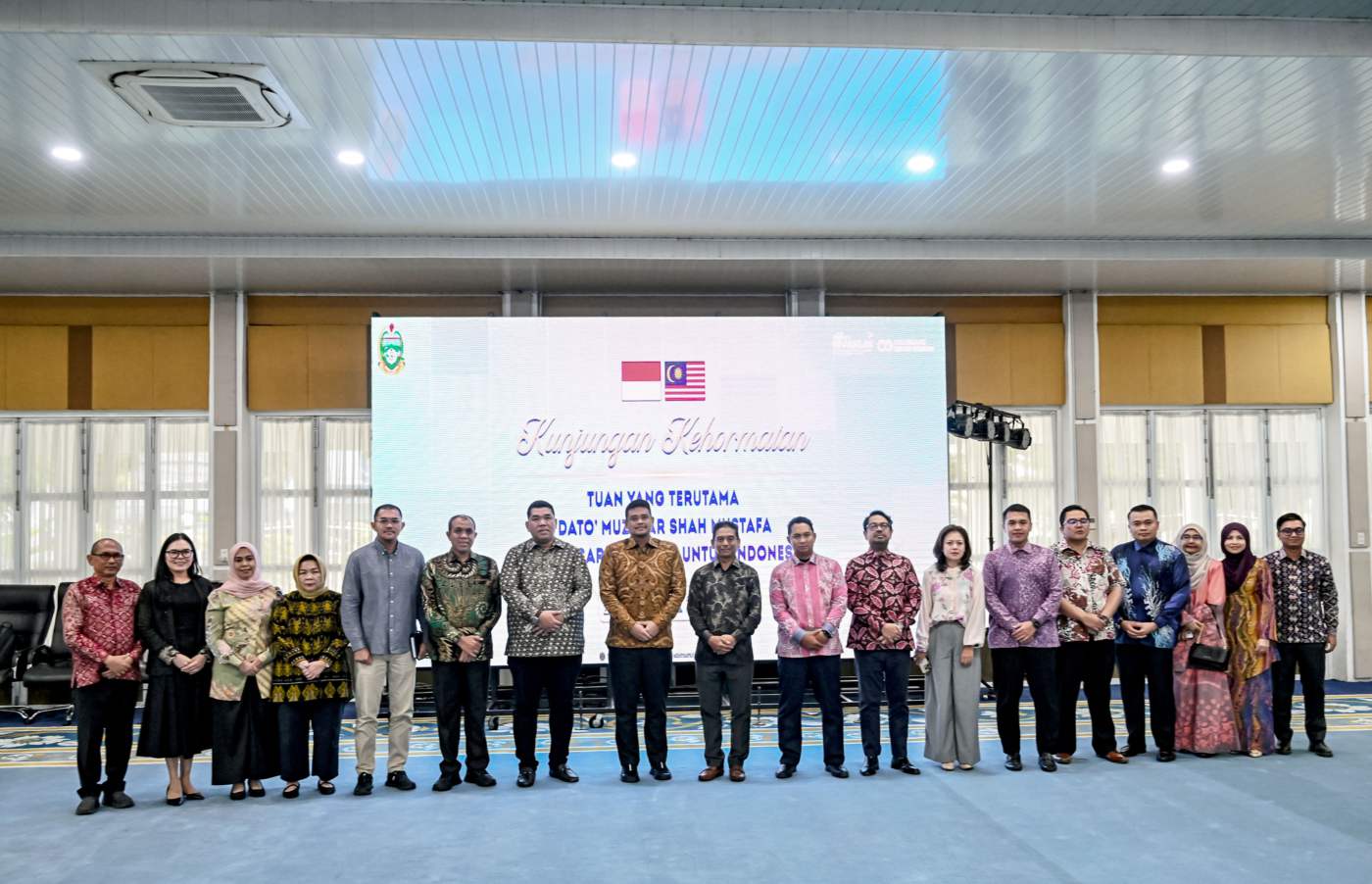 metrodeli/istimewa KUNJUNGAN: Gubernur Sumatera Utara (Sumut) M Bobby Afif Nasution di dampingi sejumlah OPD menerima kunjungan kehormatan Dato' Muzafar Shah Mustafa yang merupakan Duta Besar Negara Diraja Malaysia untuk Indonesia di Aula Tengku Rizal Nurdin, Rumah Dinas Gubernur, Sabtu 10 Oktober 2026.